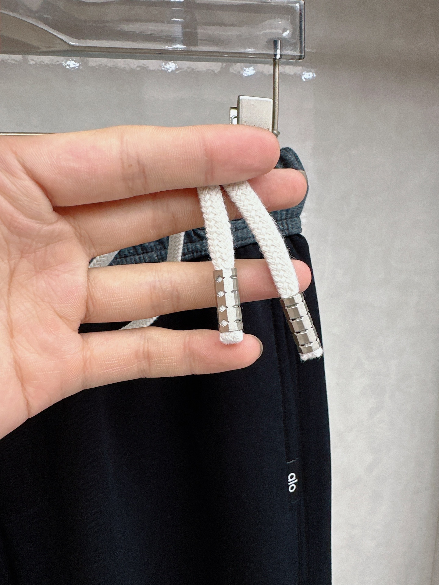 alo 2026春夏新款休闲裤！官网同步发售。品牌经典LOGO休闲裤 ，定制面料，舒适度极好，手触感强烈