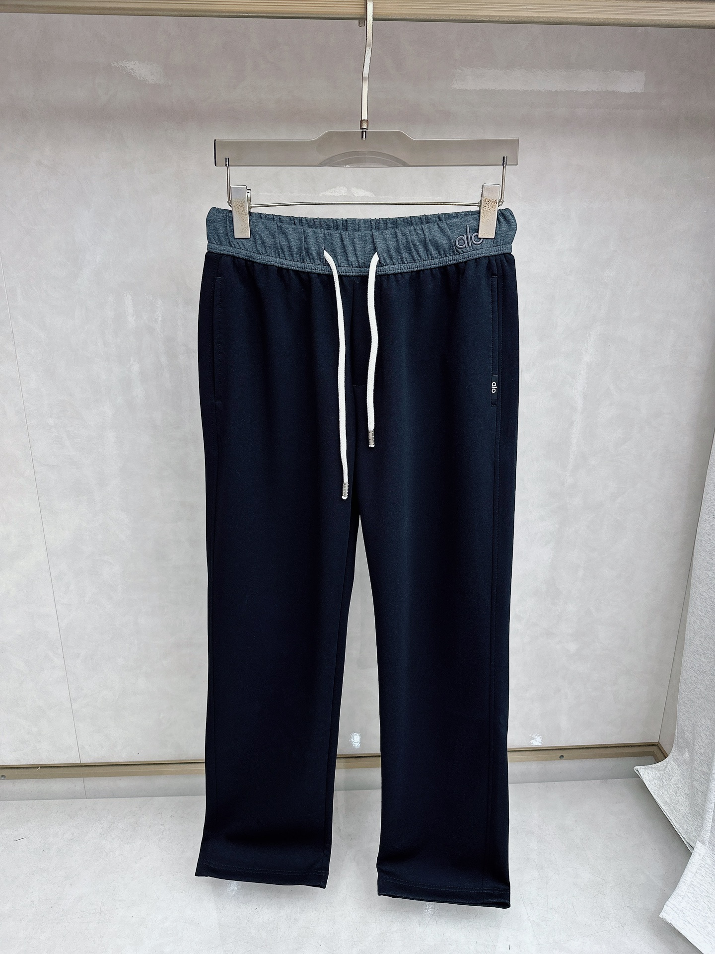 alo 2026春夏新款休闲裤！官网同步发售。品牌经典LOGO休闲裤 ，定制面料，舒适度极好，手触感强烈