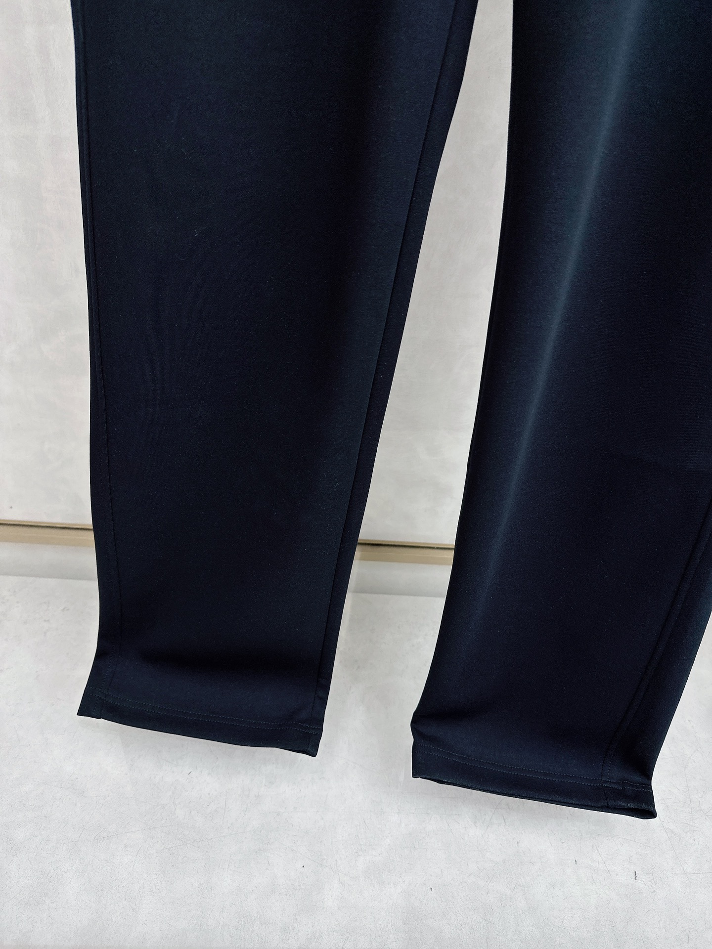 alo 2026春夏新款休闲裤！官网同步发售。品牌经典LOGO休闲裤 ，定制面料，舒适度极好，手触感强烈