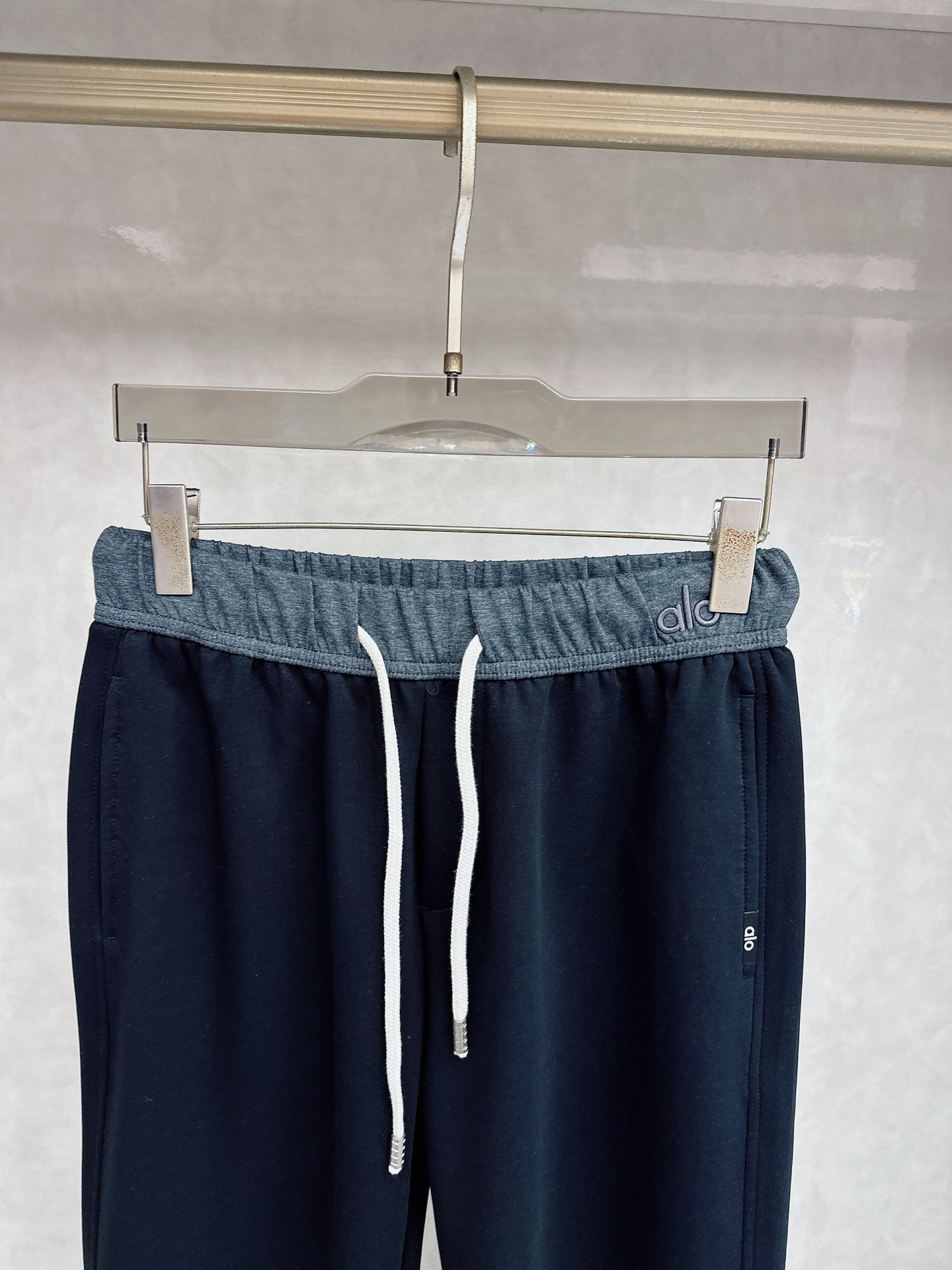 alo 2026春夏新款休闲裤！官网同步发售。品牌经典LOGO休闲裤 ，定制面料，舒适度极好，手触感强烈