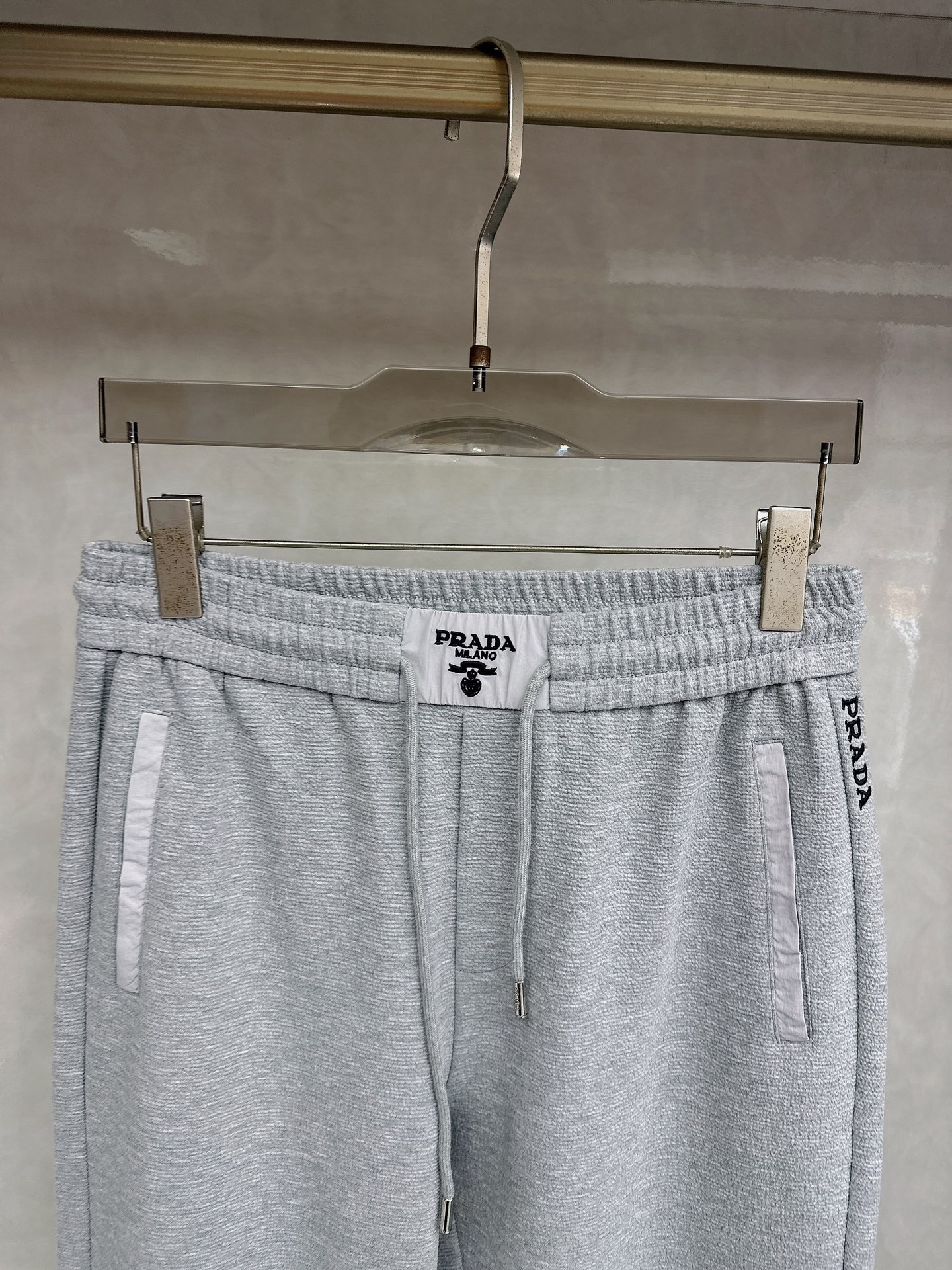 普拉达 2026春夏新款休闲裤！官网同步发售。品牌经典LOGO休闲裤 ，定制面料，舒适度极好，手触感强烈