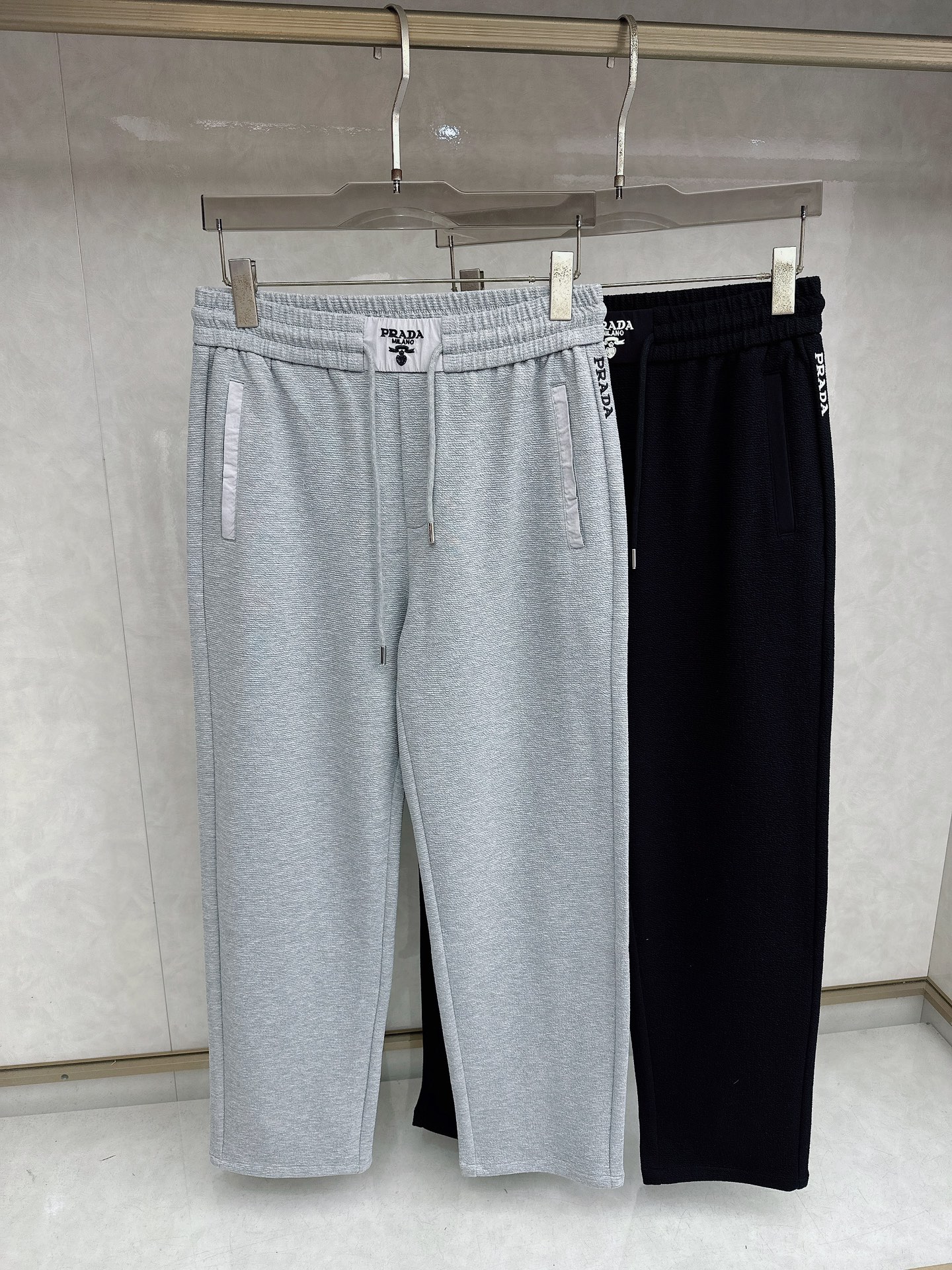 普拉达 2026春夏新款休闲裤！官网同步发售。品牌经典LOGO休闲裤 ，定制面料，舒适度极好，手触感强烈