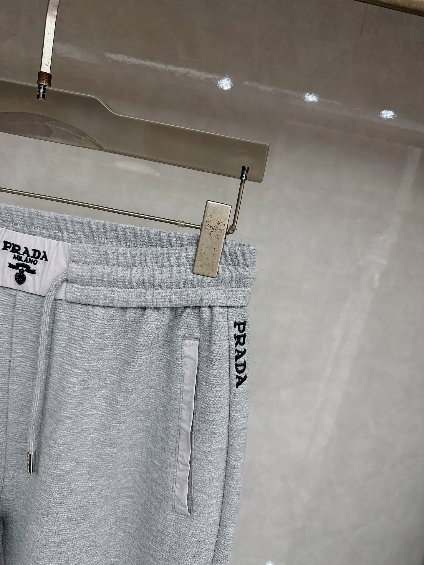 普拉达 2026春夏新款休闲裤！官网同步发售。品牌经典LOGO休闲裤 ，定制面料，舒适度极好，手触感强烈