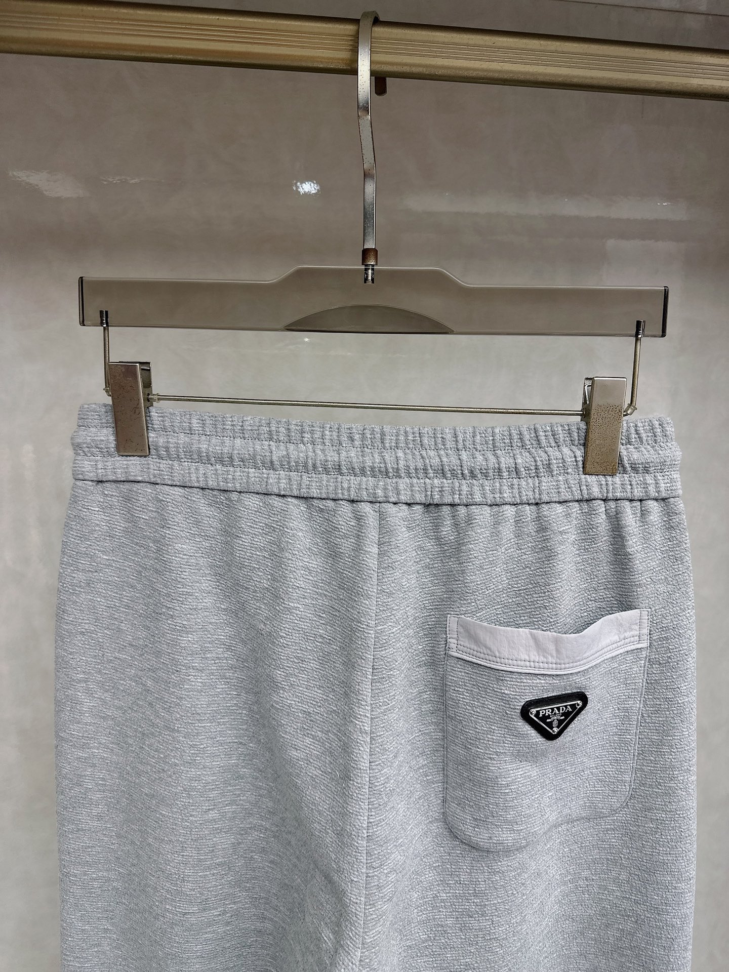 普拉达 2026春夏新款休闲裤！官网同步发售。品牌经典LOGO休闲裤 ，定制面料，舒适度极好，手触感强烈