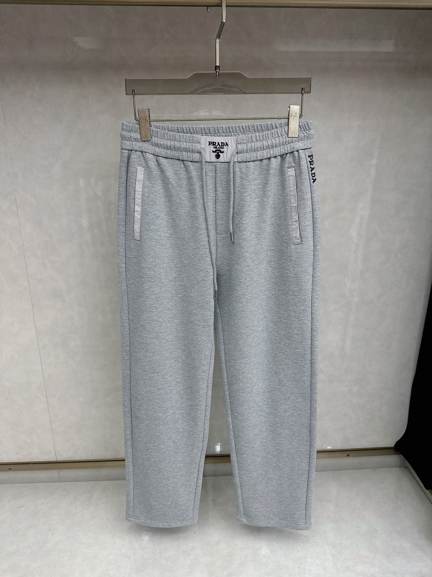 普拉达 2026春夏新款休闲裤！官网同步发售。品牌经典LOGO休闲裤 ，定制面料，舒适度极好，手触感强烈