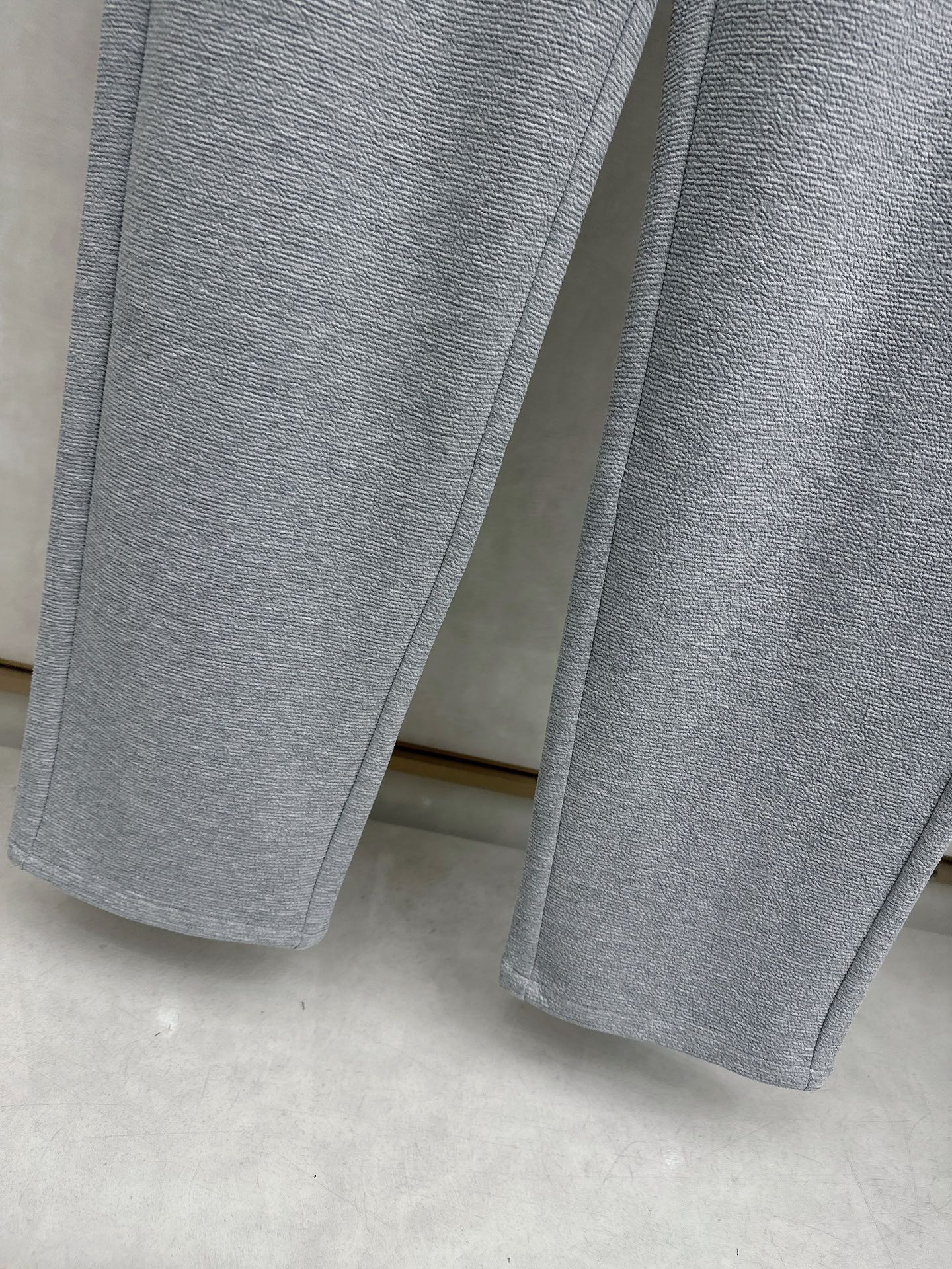 普拉达 2026春夏新款休闲裤！官网同步发售。品牌经典LOGO休闲裤 ，定制面料，舒适度极好，手触感强烈