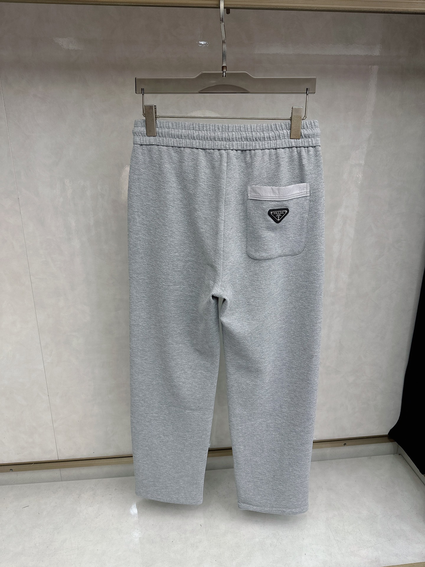 普拉达 2026春夏新款休闲裤！官网同步发售。品牌经典LOGO休闲裤 ，定制面料，舒适度极好，手触感强烈
