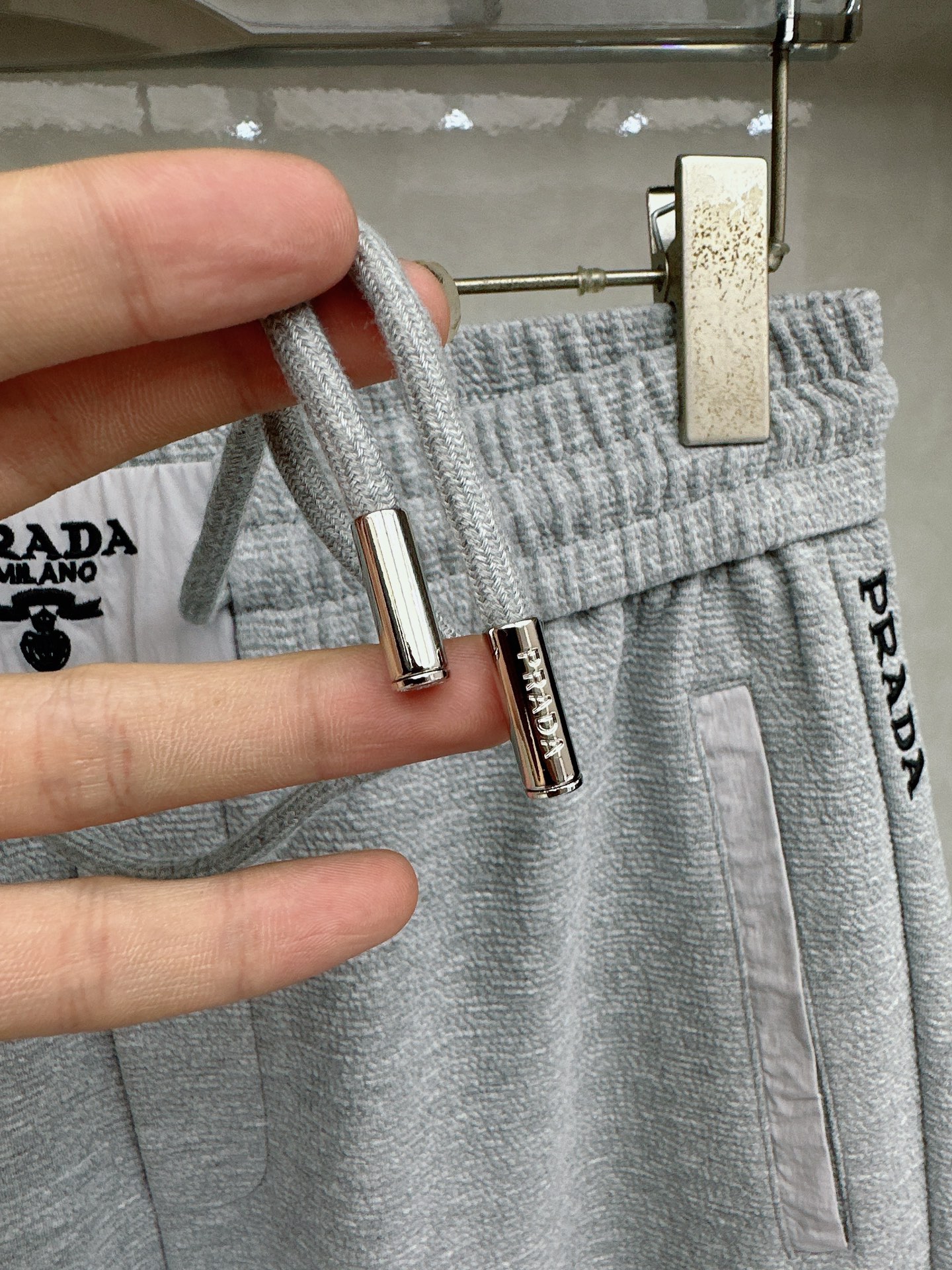 普拉达 2026春夏新款休闲裤！官网同步发售。品牌经典LOGO休闲裤 ，定制面料，舒适度极好，手触感强烈