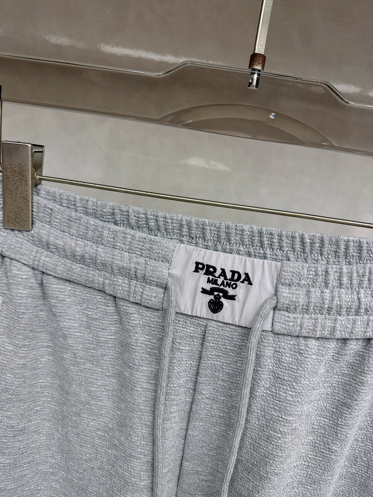 普拉达 2026春夏新款休闲裤！官网同步发售。品牌经典LOGO休闲裤 ，定制面料，舒适度极好，手触感强烈