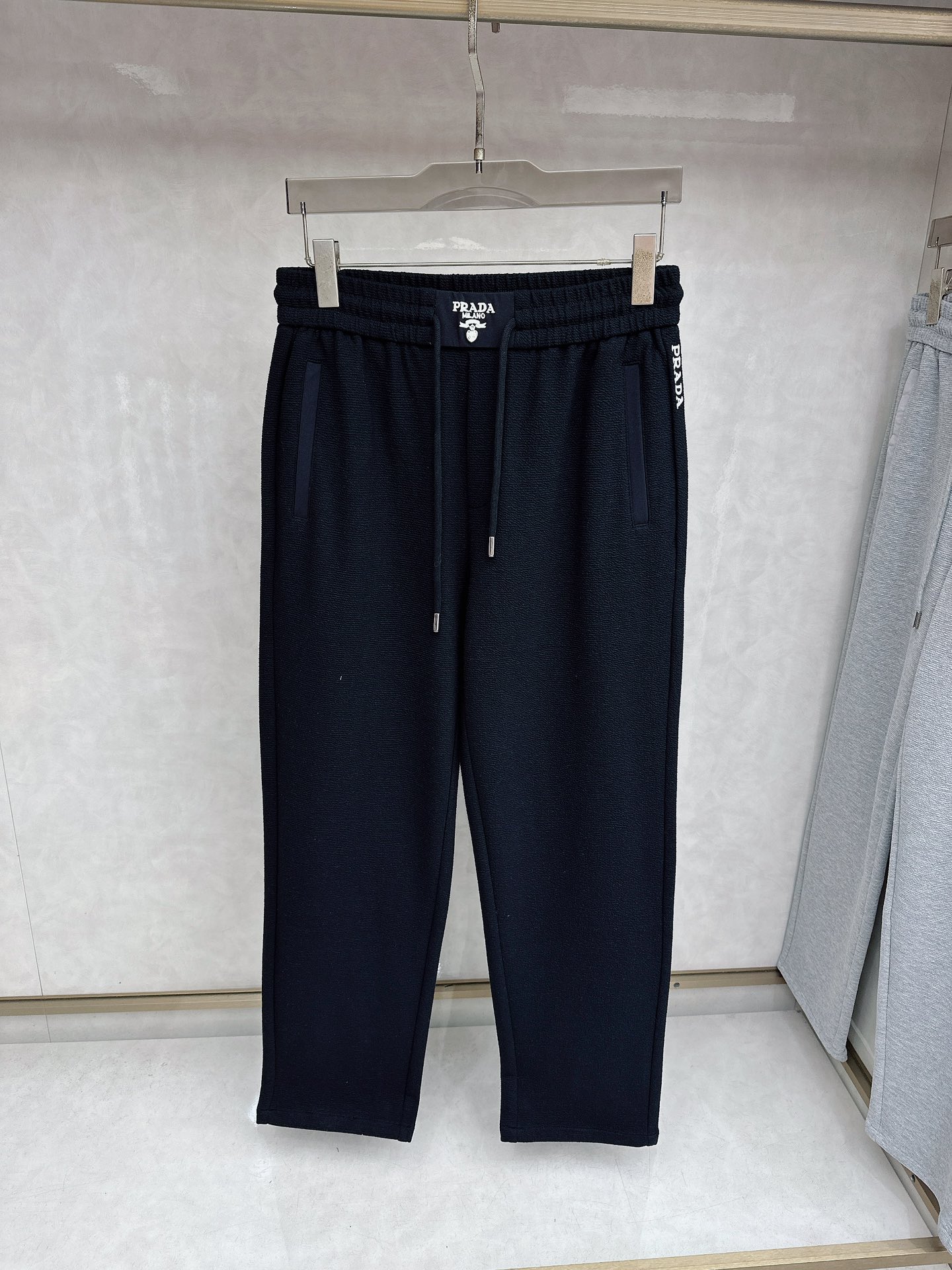 普拉达 2026春夏新款休闲裤！官网同步发售。品牌经典LOGO休闲裤 ，定制面料，舒适度极好，手触感强烈