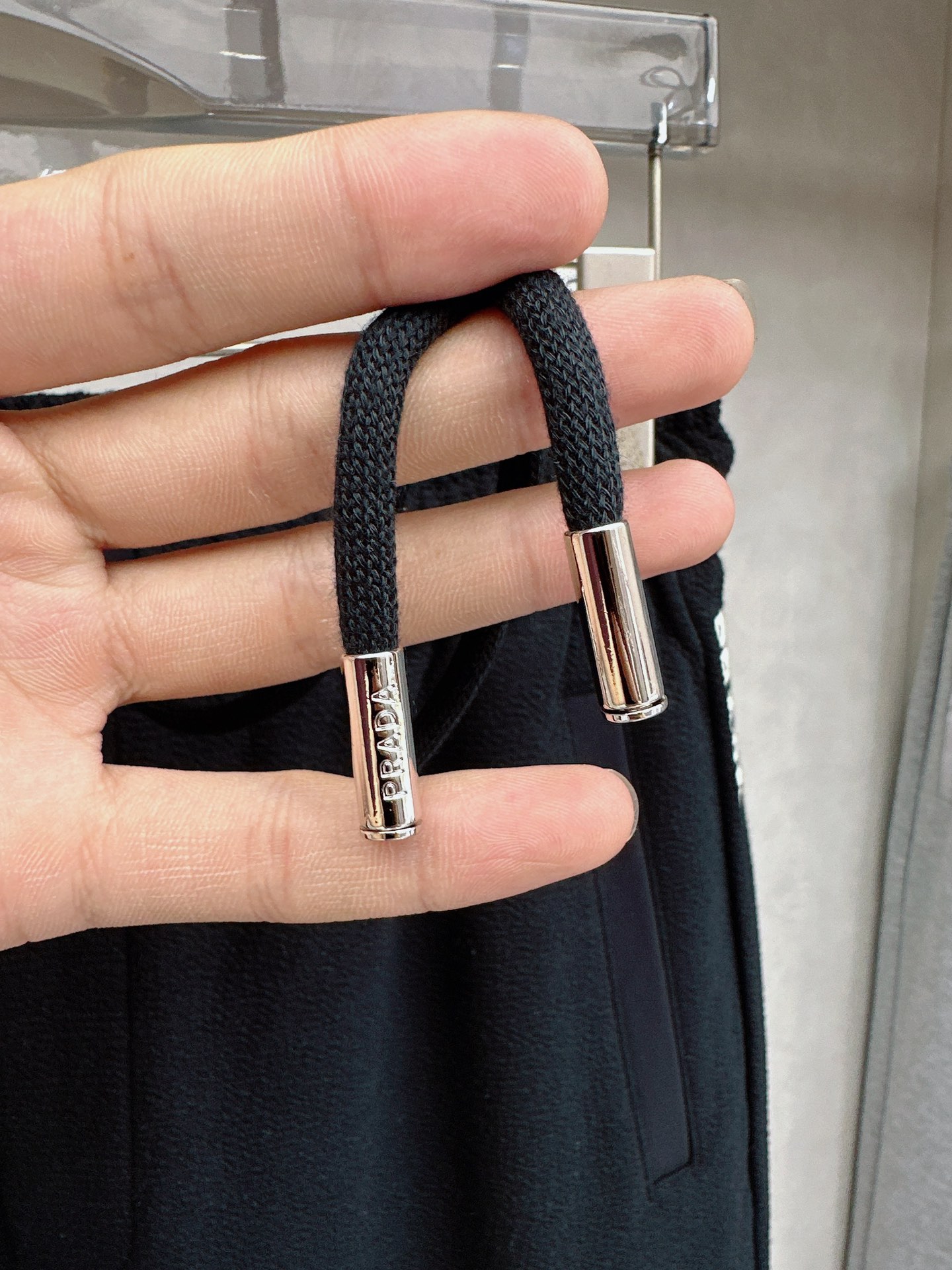 普拉达 2026春夏新款休闲裤！官网同步发售。品牌经典LOGO休闲裤 ，定制面料，舒适度极好，手触感强烈