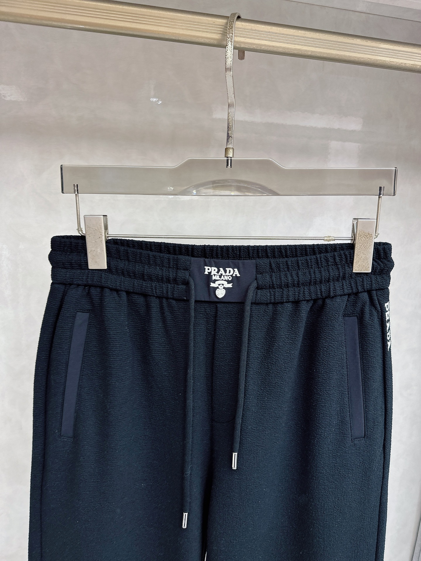 普拉达 2026春夏新款休闲裤！官网同步发售。品牌经典LOGO休闲裤 ，定制面料，舒适度极好，手触感强烈