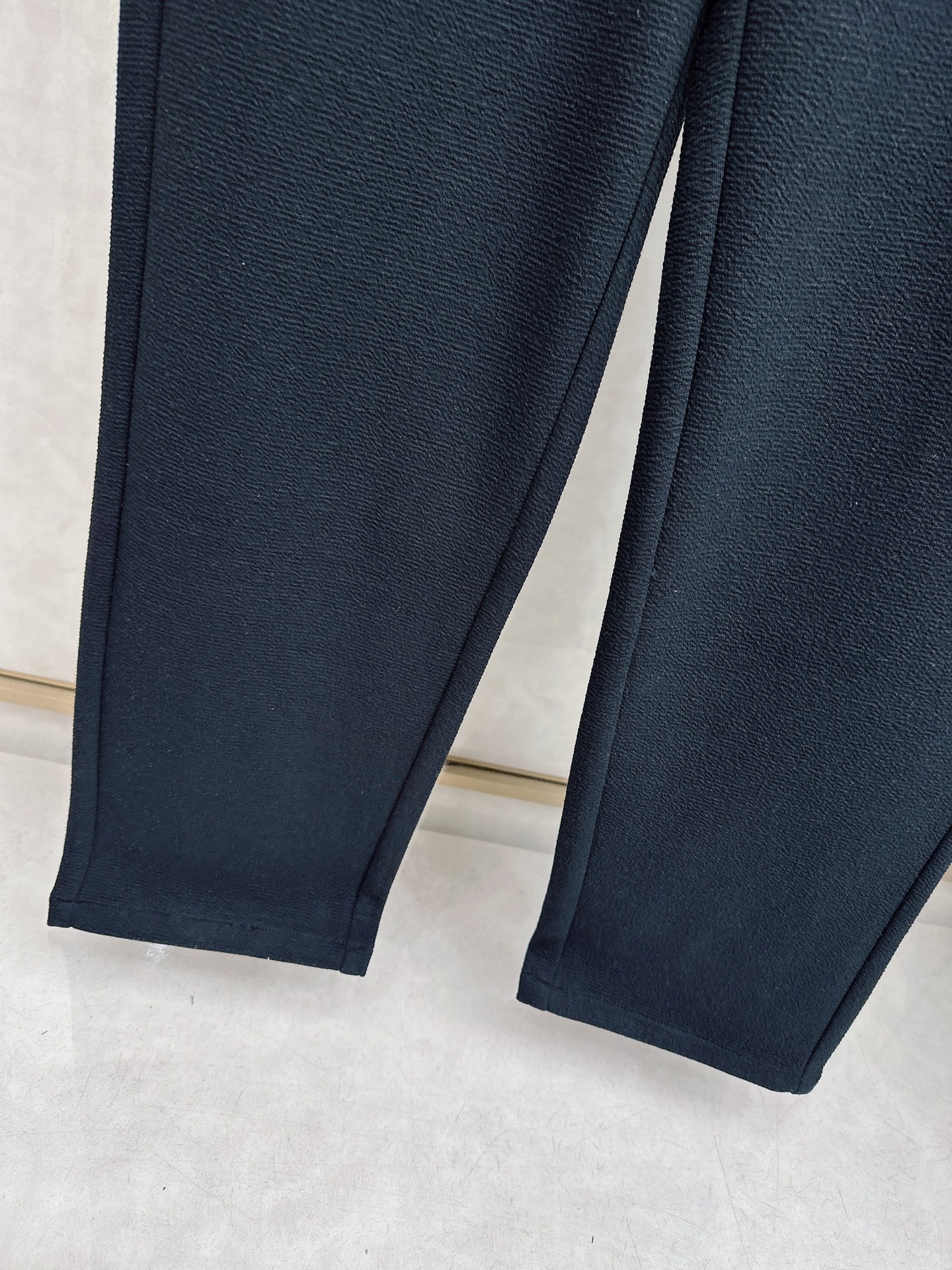 普拉达 2026春夏新款休闲裤！官网同步发售。品牌经典LOGO休闲裤 ，定制面料，舒适度极好，手触感强烈