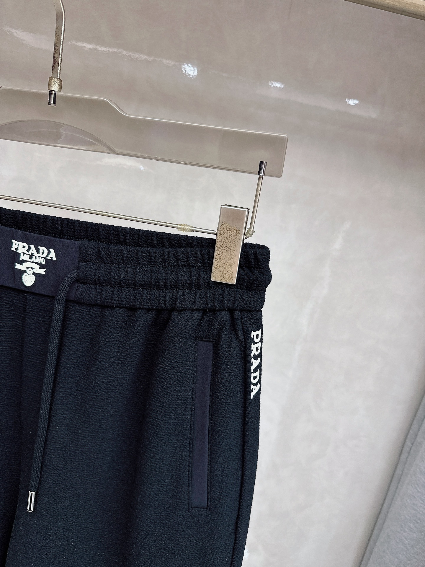 普拉达 2026春夏新款休闲裤！官网同步发售。品牌经典LOGO休闲裤 ，定制面料，舒适度极好，手触感强烈