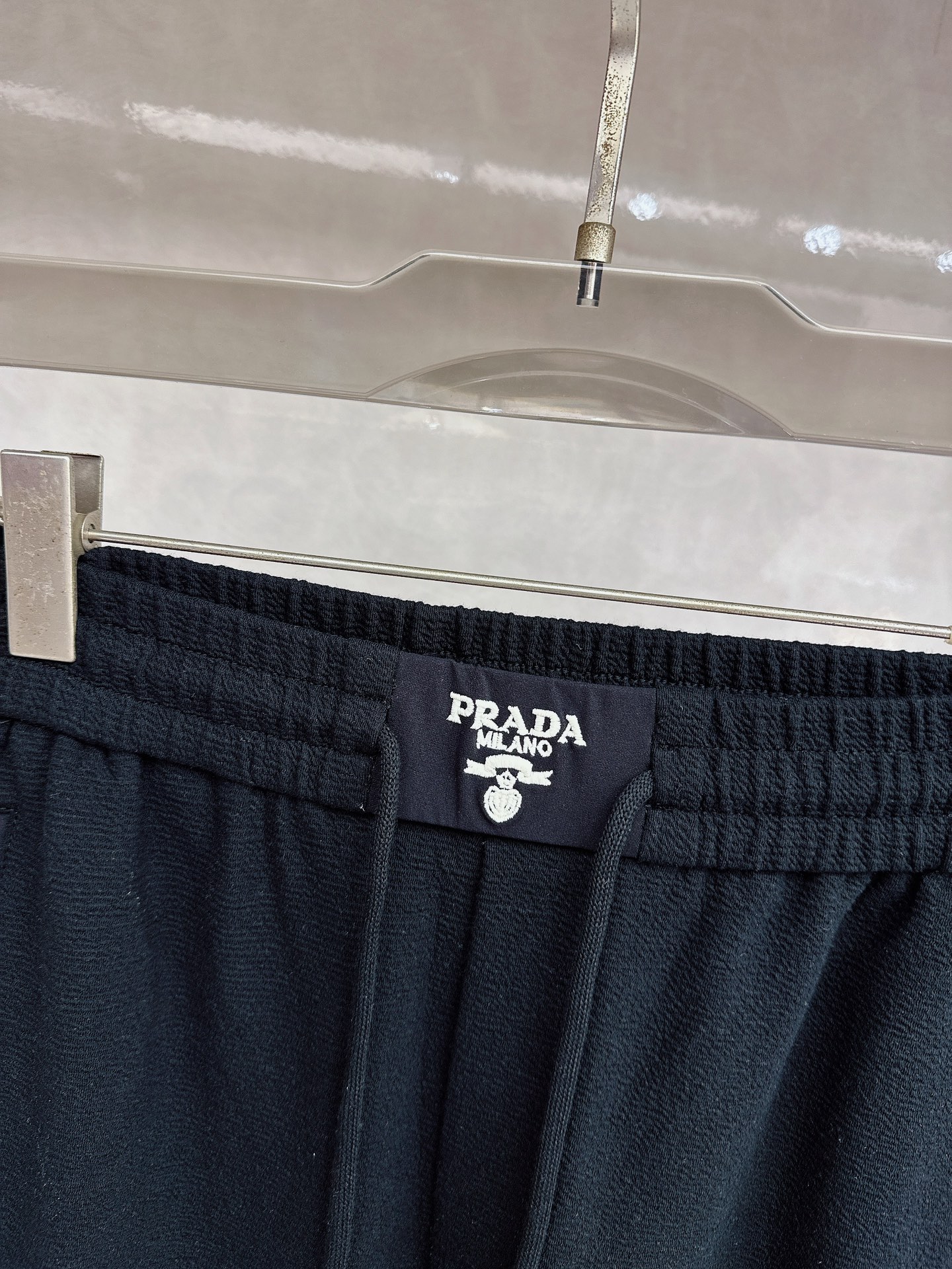 普拉达 2026春夏新款休闲裤！官网同步发售。品牌经典LOGO休闲裤 ，定制面料，舒适度极好，手触感强烈