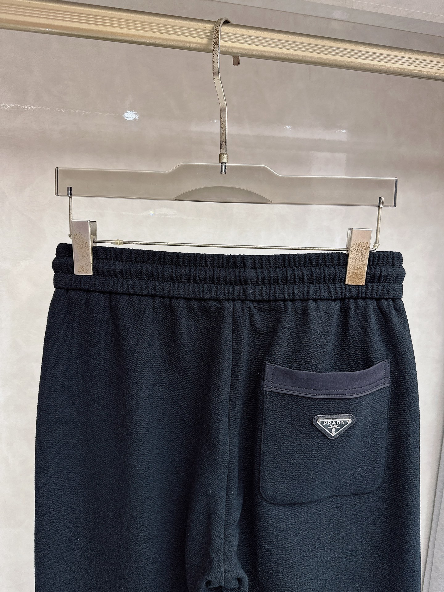 普拉达 2026春夏新款休闲裤！官网同步发售。品牌经典LOGO休闲裤 ，定制面料，舒适度极好，手触感强烈