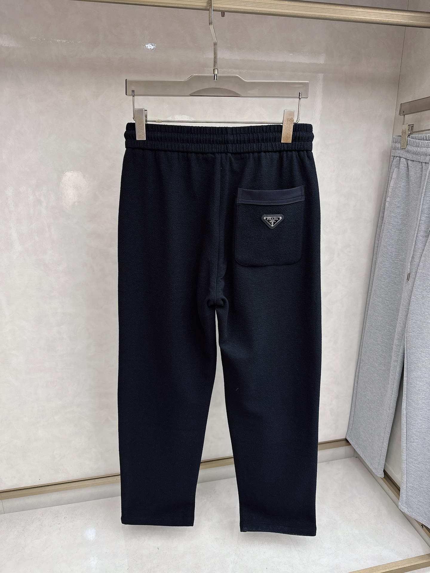普拉达 2026春夏新款休闲裤！官网同步发售。品牌经典LOGO休闲裤 ，定制面料，舒适度极好，手触感强烈