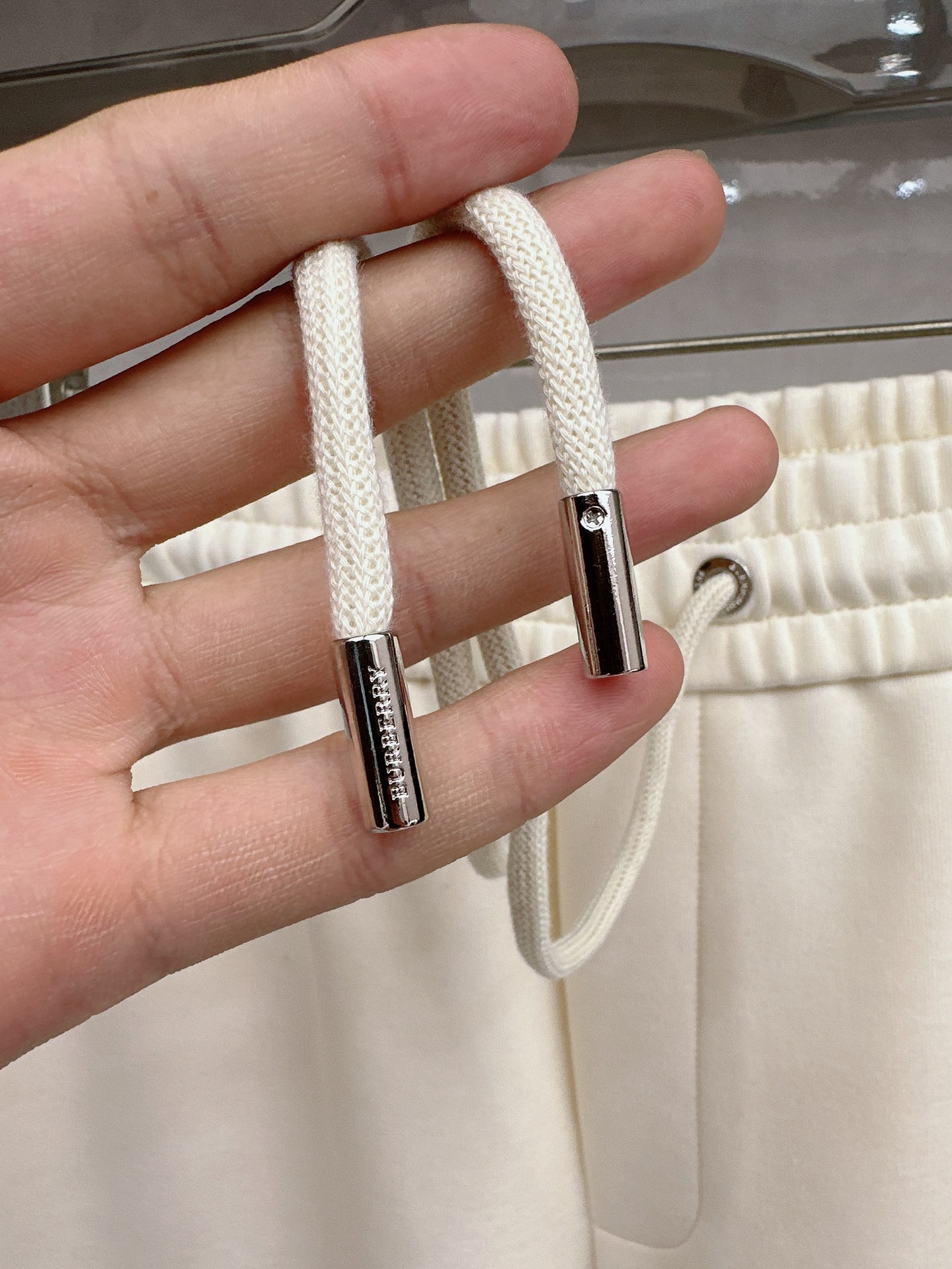 巴宝莉 2026春夏新款休闲裤！官网同步发售。品牌经典LOGO休闲裤 ，定制面料，舒适度极好，手触感强烈