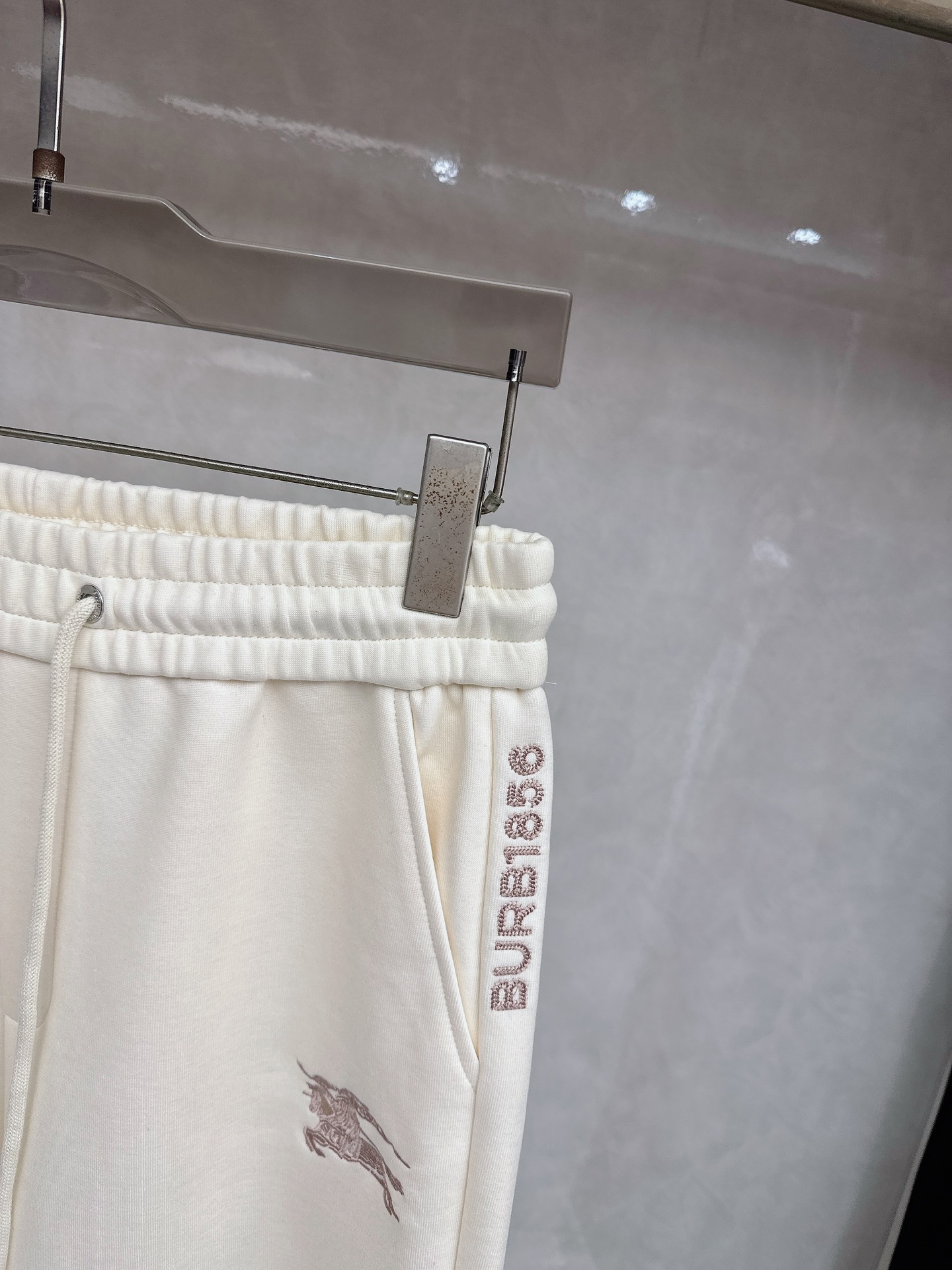 巴宝莉 2026春夏新款休闲裤！官网同步发售。品牌经典LOGO休闲裤 ，定制面料，舒适度极好，手触感强烈