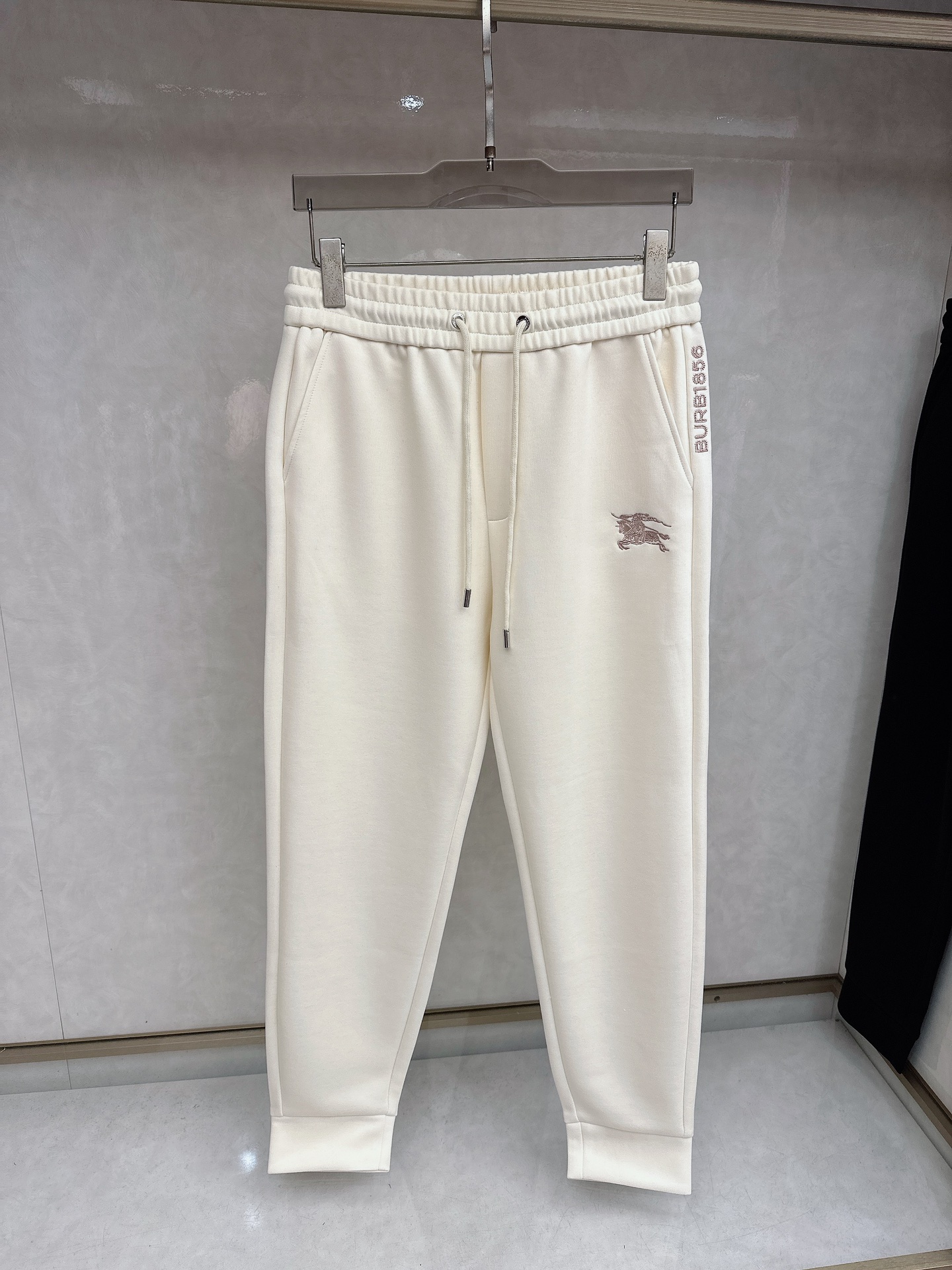 巴宝莉 2026春夏新款休闲裤！官网同步发售。品牌经典LOGO休闲裤 ，定制面料，舒适度极好，手触感强烈