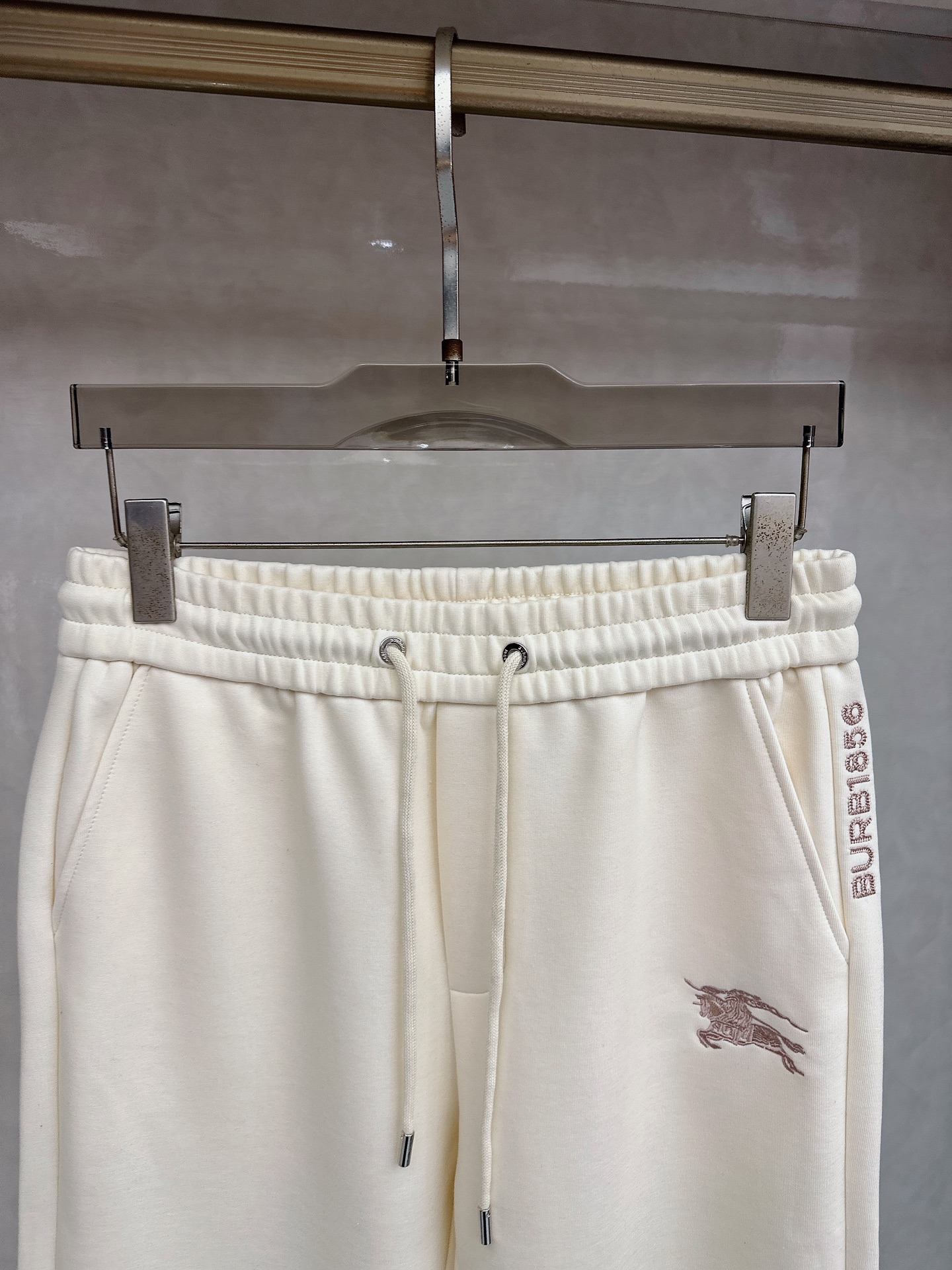 巴宝莉 2026春夏新款休闲裤！官网同步发售。品牌经典LOGO休闲裤 ，定制面料，舒适度极好，手触感强烈