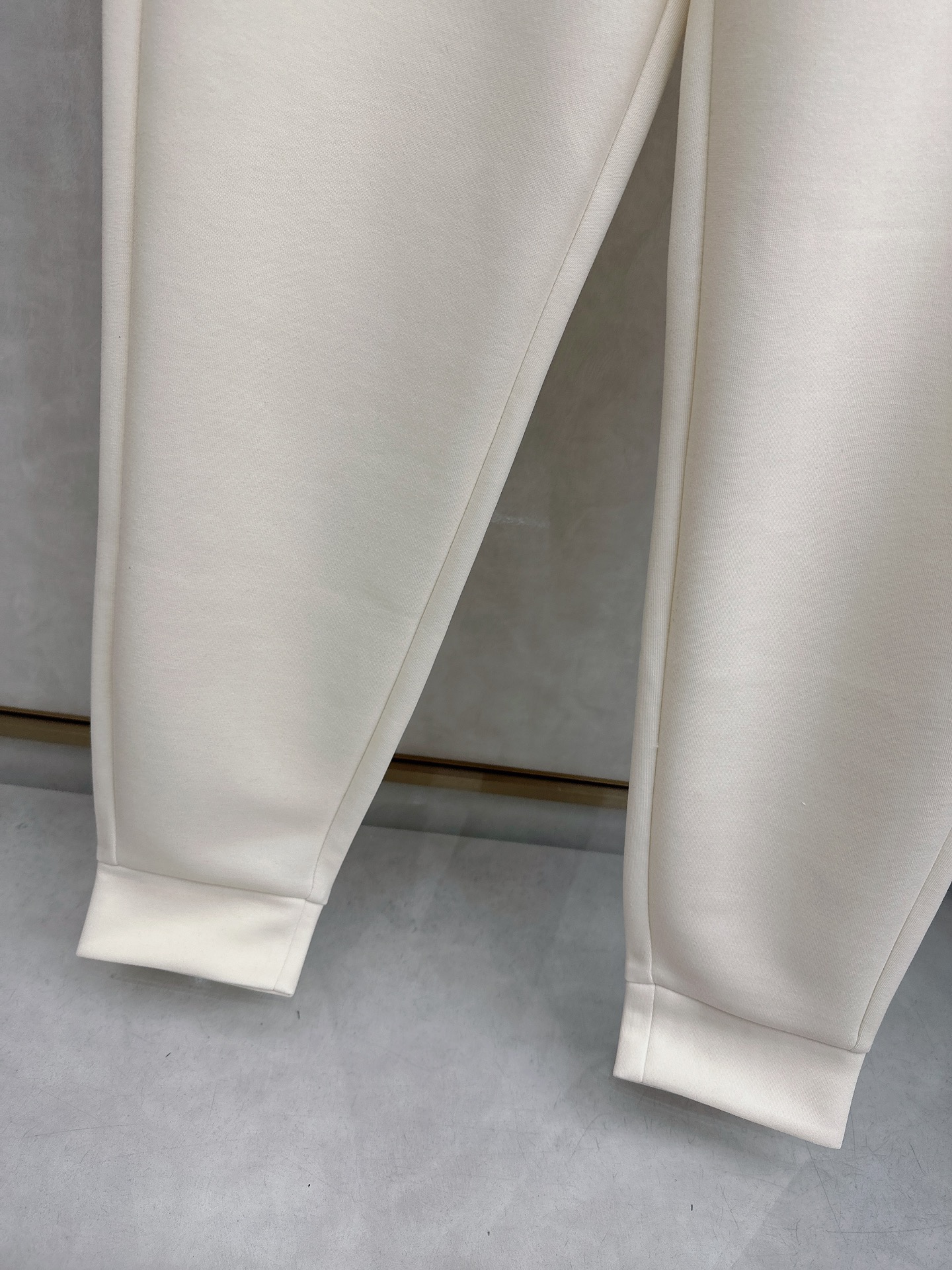 巴宝莉 2026春夏新款休闲裤！官网同步发售。品牌经典LOGO休闲裤 ，定制面料，舒适度极好，手触感强烈