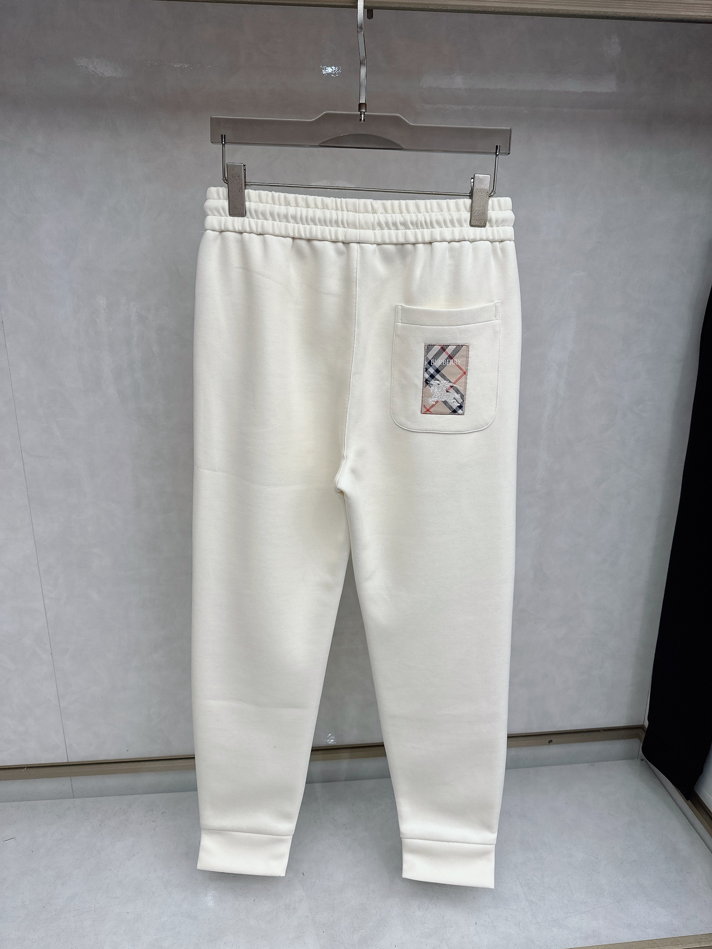 巴宝莉 2026春夏新款休闲裤！官网同步发售。品牌经典LOGO休闲裤 ，定制面料，舒适度极好，手触感强烈