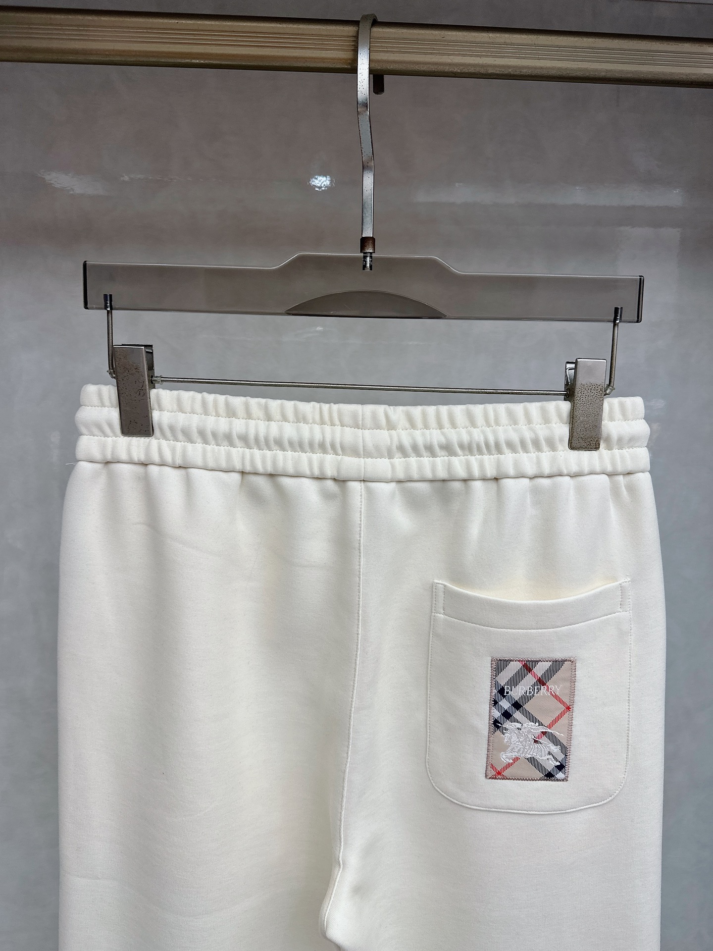 巴宝莉 2026春夏新款休闲裤！官网同步发售。品牌经典LOGO休闲裤 ，定制面料，舒适度极好，手触感强烈