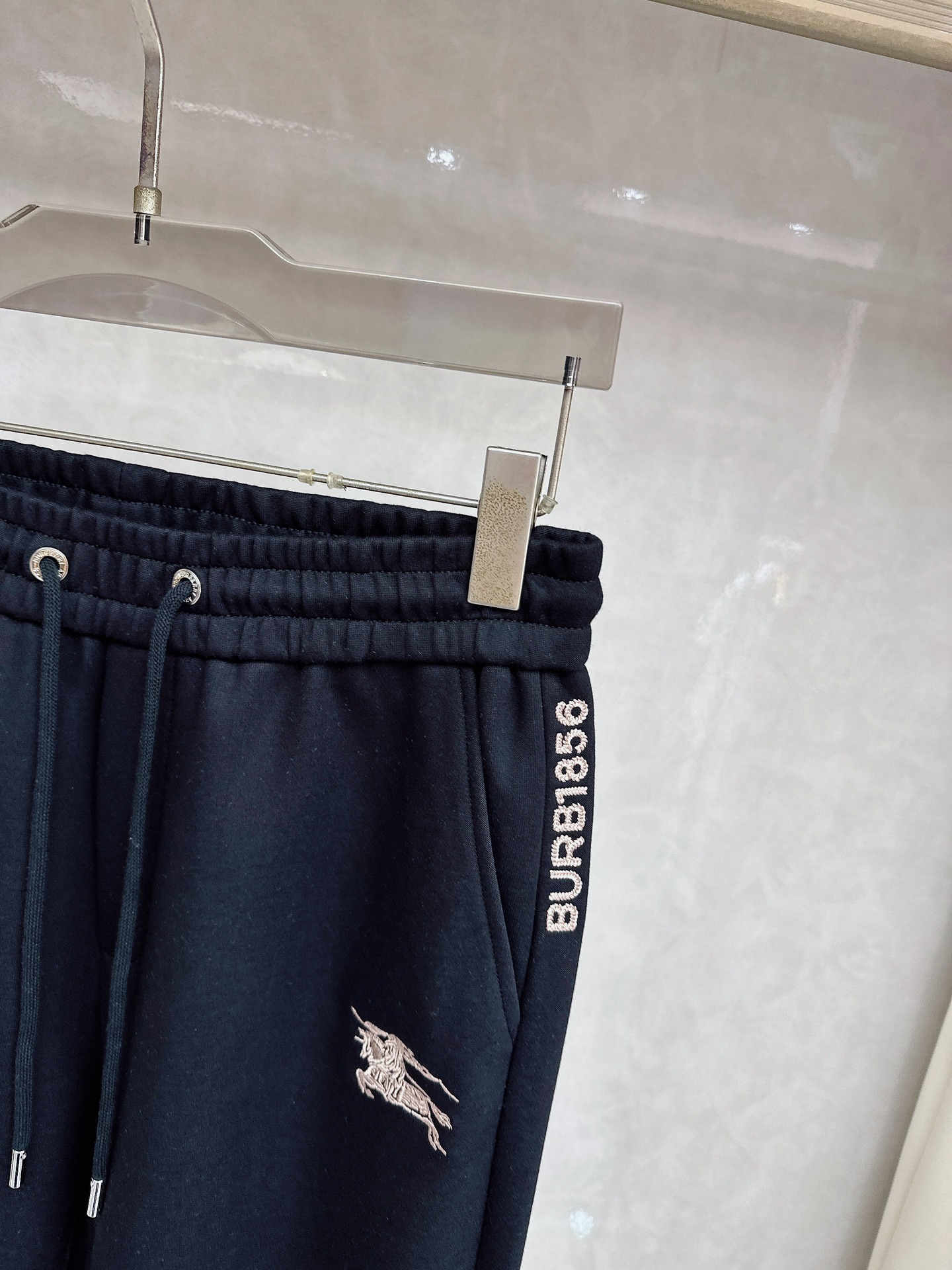 巴宝莉 2026春夏新款休闲裤！官网同步发售。品牌经典LOGO休闲裤 ，定制面料，舒适度极好，手触感强烈