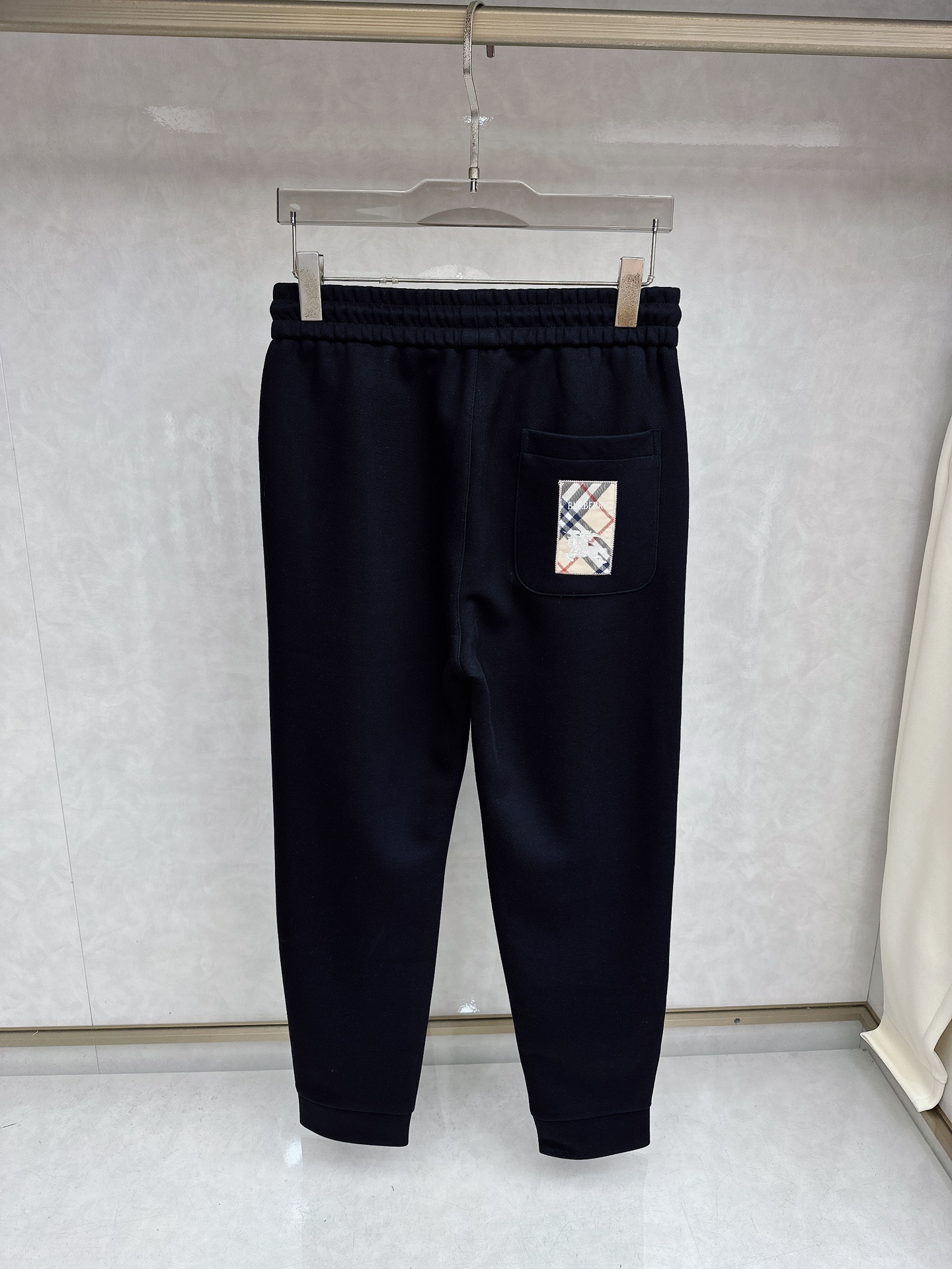 巴宝莉 2026春夏新款休闲裤！官网同步发售。品牌经典LOGO休闲裤 ，定制面料，舒适度极好，手触感强烈