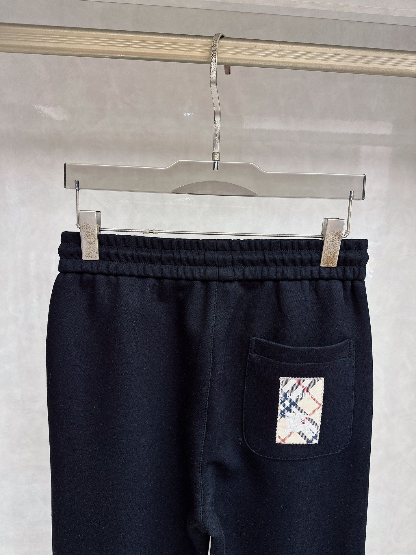 巴宝莉 2026春夏新款休闲裤！官网同步发售。品牌经典LOGO休闲裤 ，定制面料，舒适度极好，手触感强烈