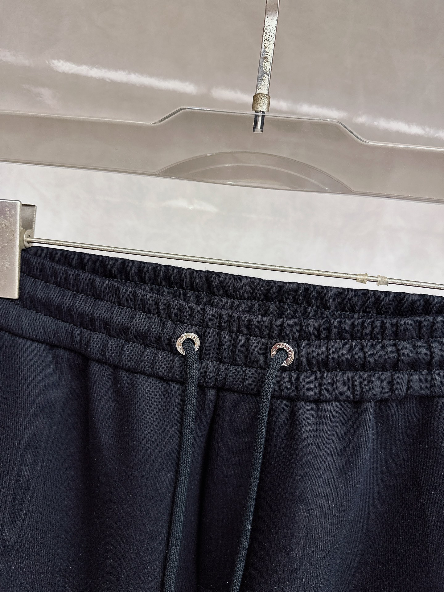 巴宝莉 2026春夏新款休闲裤！官网同步发售。品牌经典LOGO休闲裤 ，定制面料，舒适度极好，手触感强烈