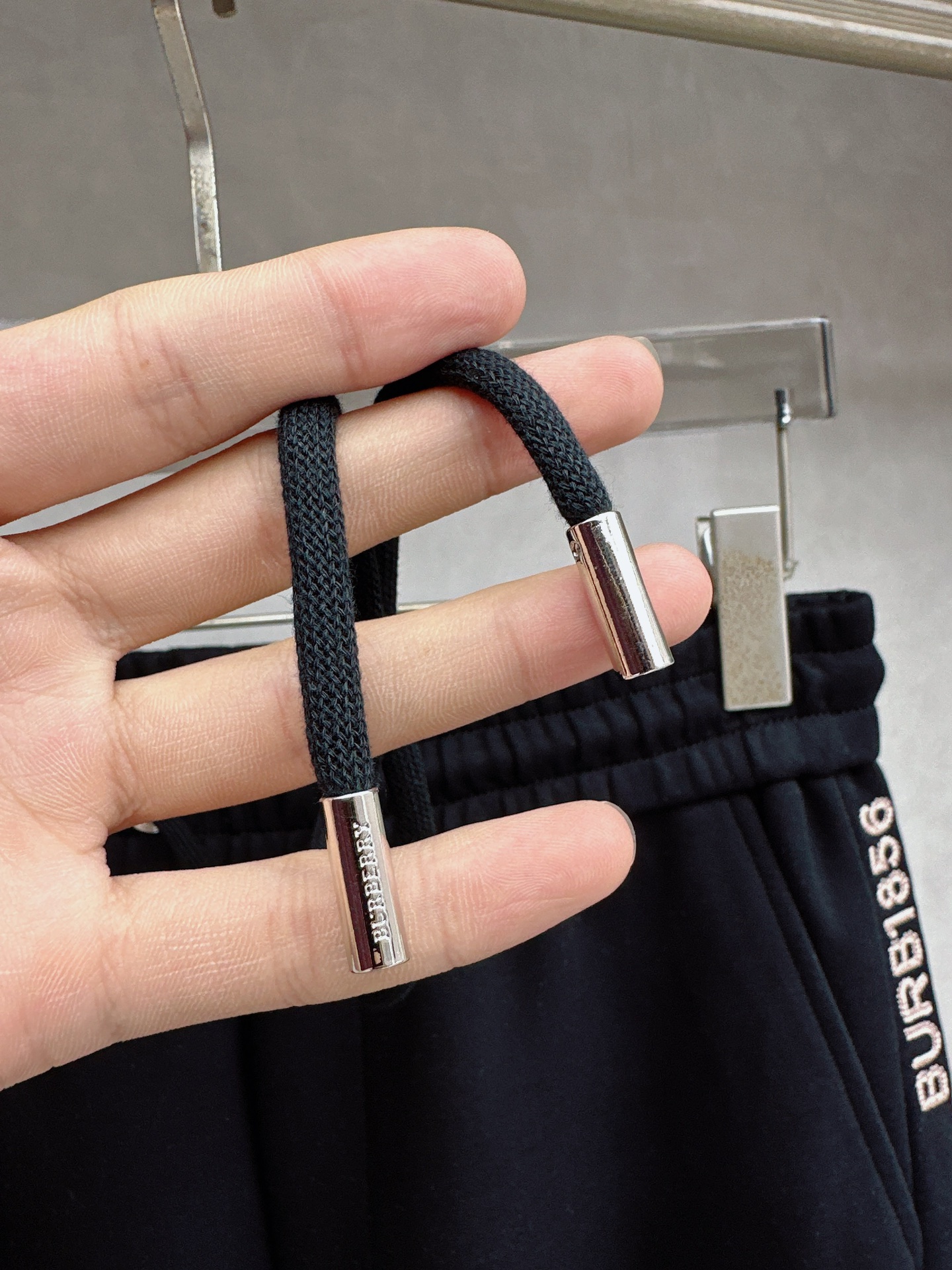 巴宝莉 2026春夏新款休闲裤！官网同步发售。品牌经典LOGO休闲裤 ，定制面料，舒适度极好，手触感强烈