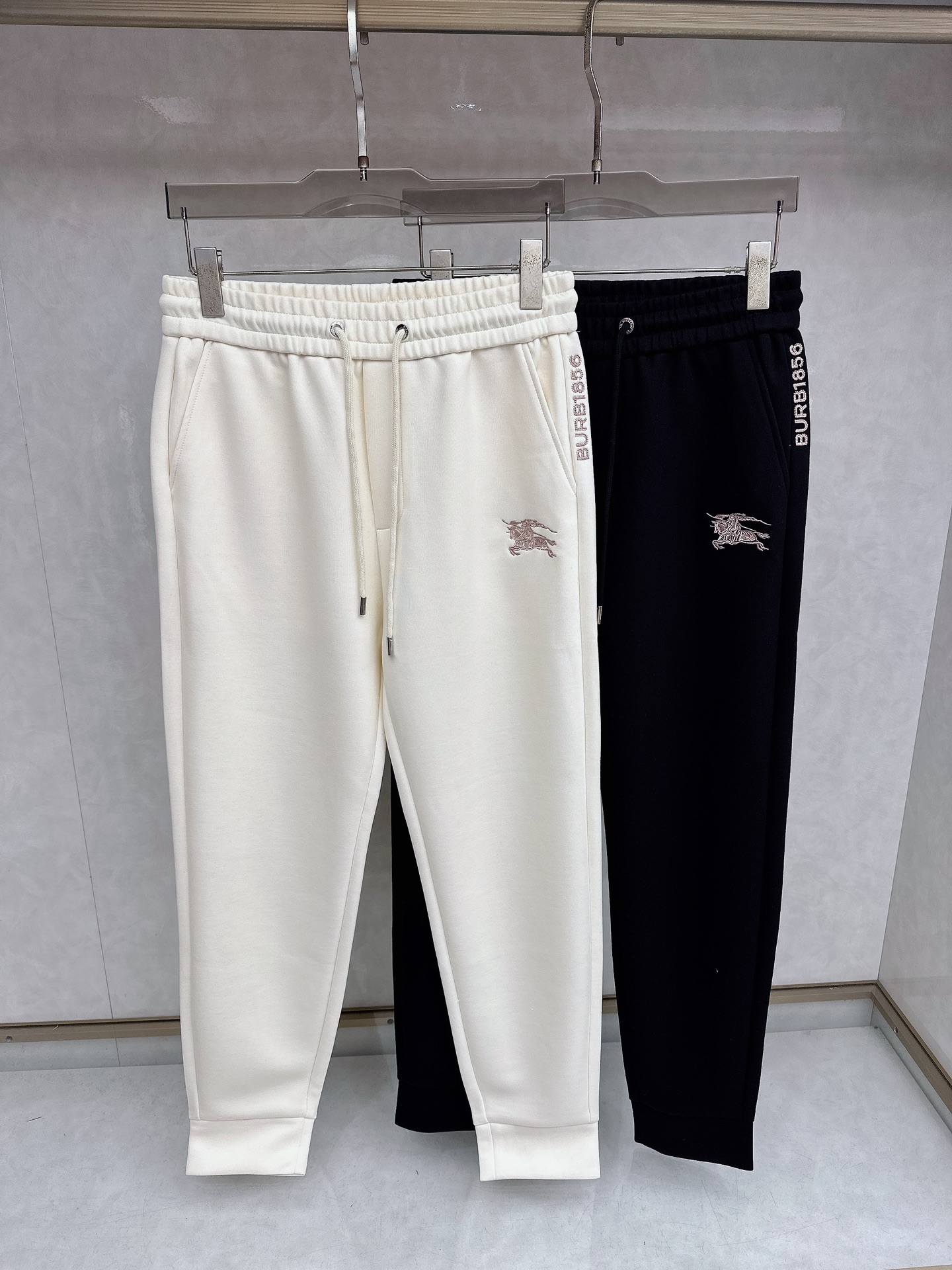 巴宝莉 2026春夏新款休闲裤！官网同步发售。品牌经典LOGO休闲裤 ，定制面料，舒适度极好，手触感强烈