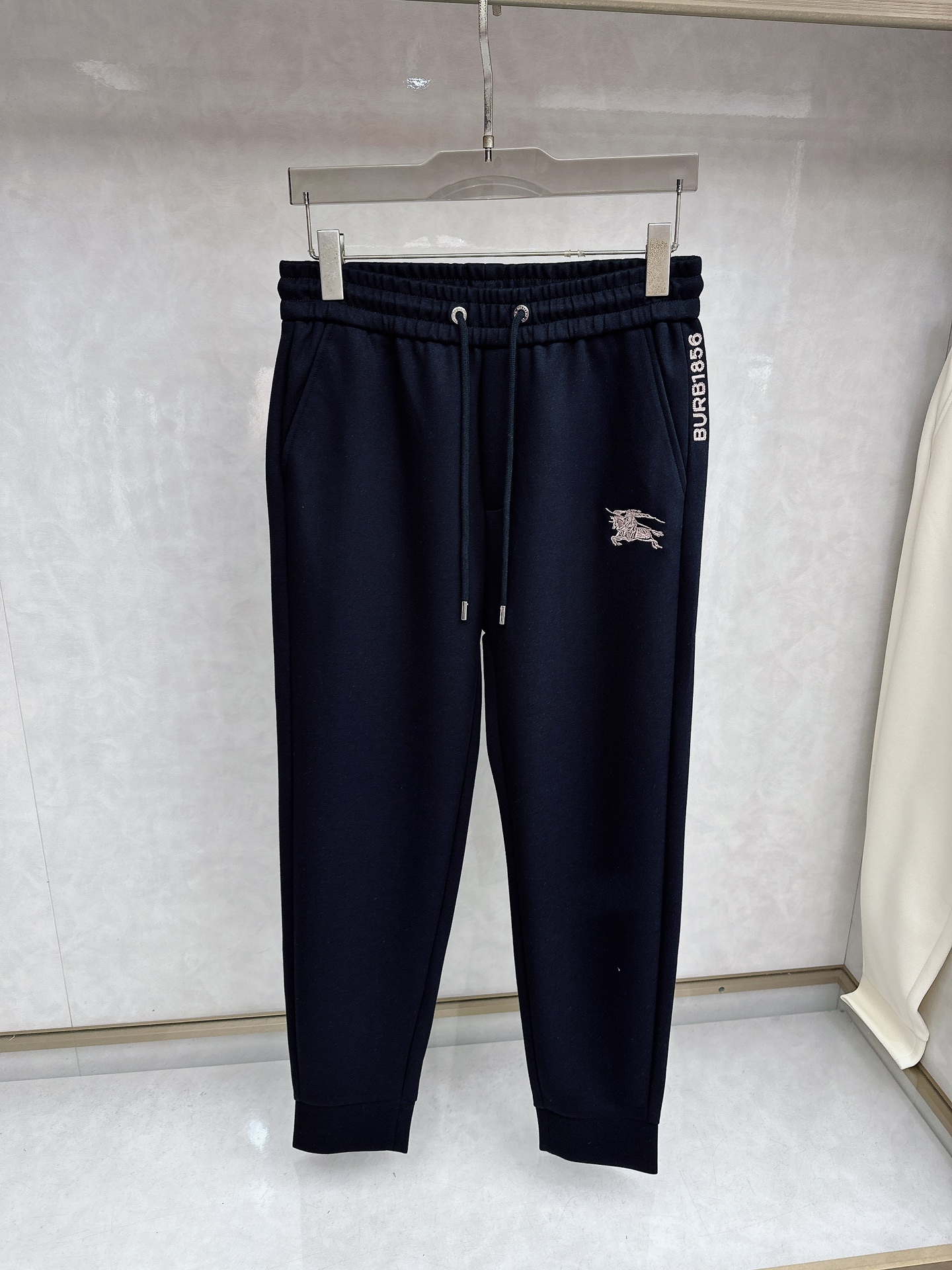 巴宝莉 2026春夏新款休闲裤！官网同步发售。品牌经典LOGO休闲裤 ，定制面料，舒适度极好，手触感强烈