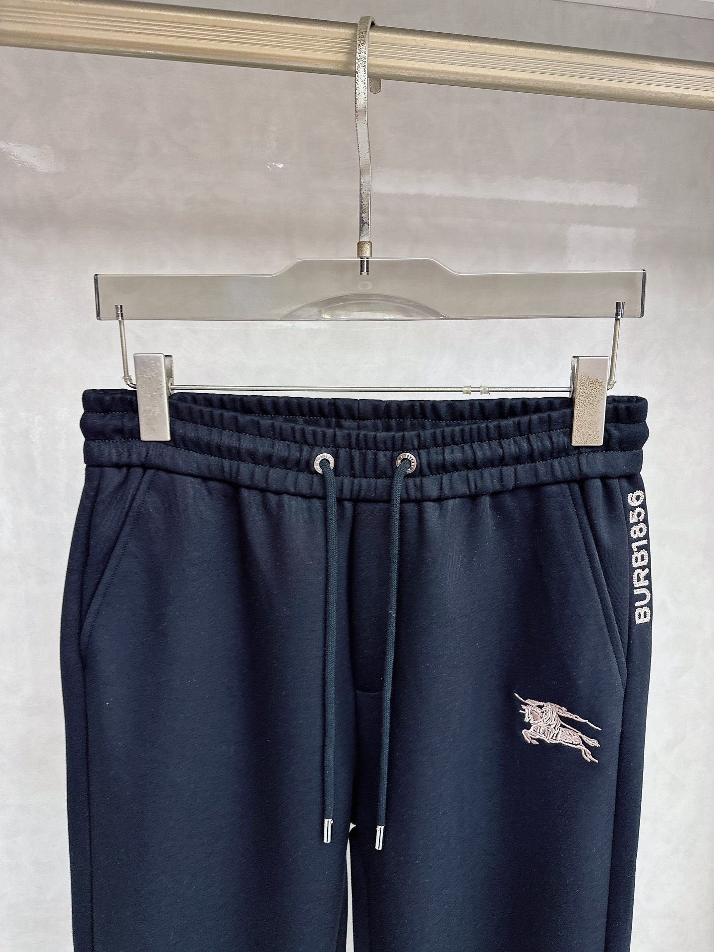 巴宝莉 2026春夏新款休闲裤！官网同步发售。品牌经典LOGO休闲裤 ，定制面料，舒适度极好，手触感强烈