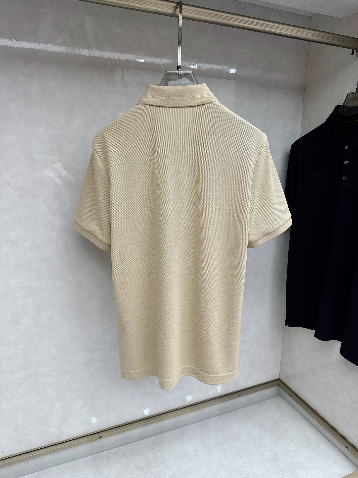 Loro piana 春夏男士标识短袖Polo衫，商务休闲翻领POLO恤.该款Polo衫采用丝光双面棉质