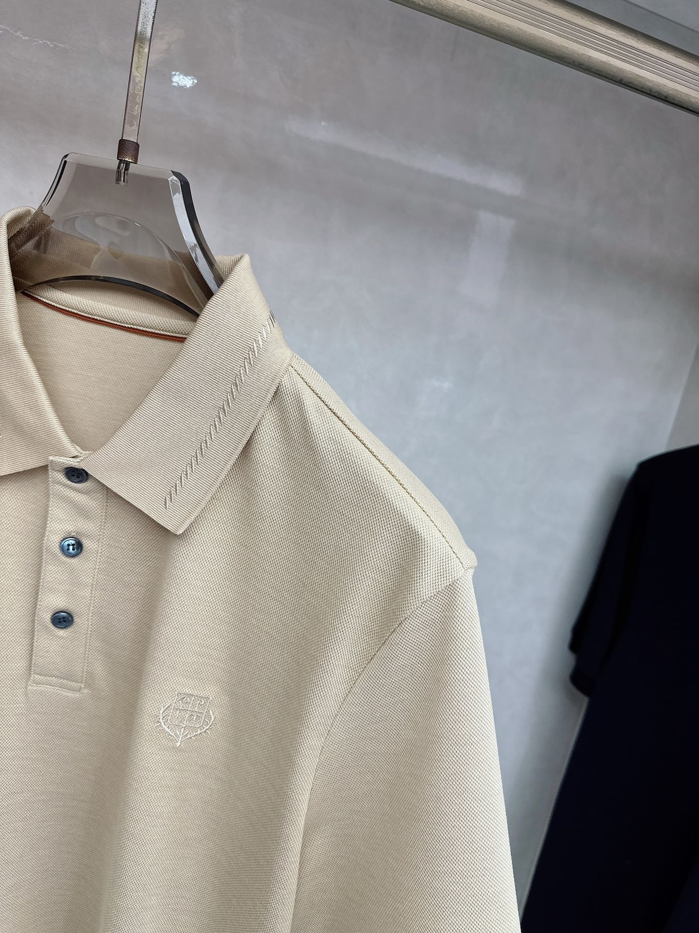 Loro piana 春夏男士标识短袖Polo衫，商务休闲翻领POLO恤.该款Polo衫采用丝光双面棉质