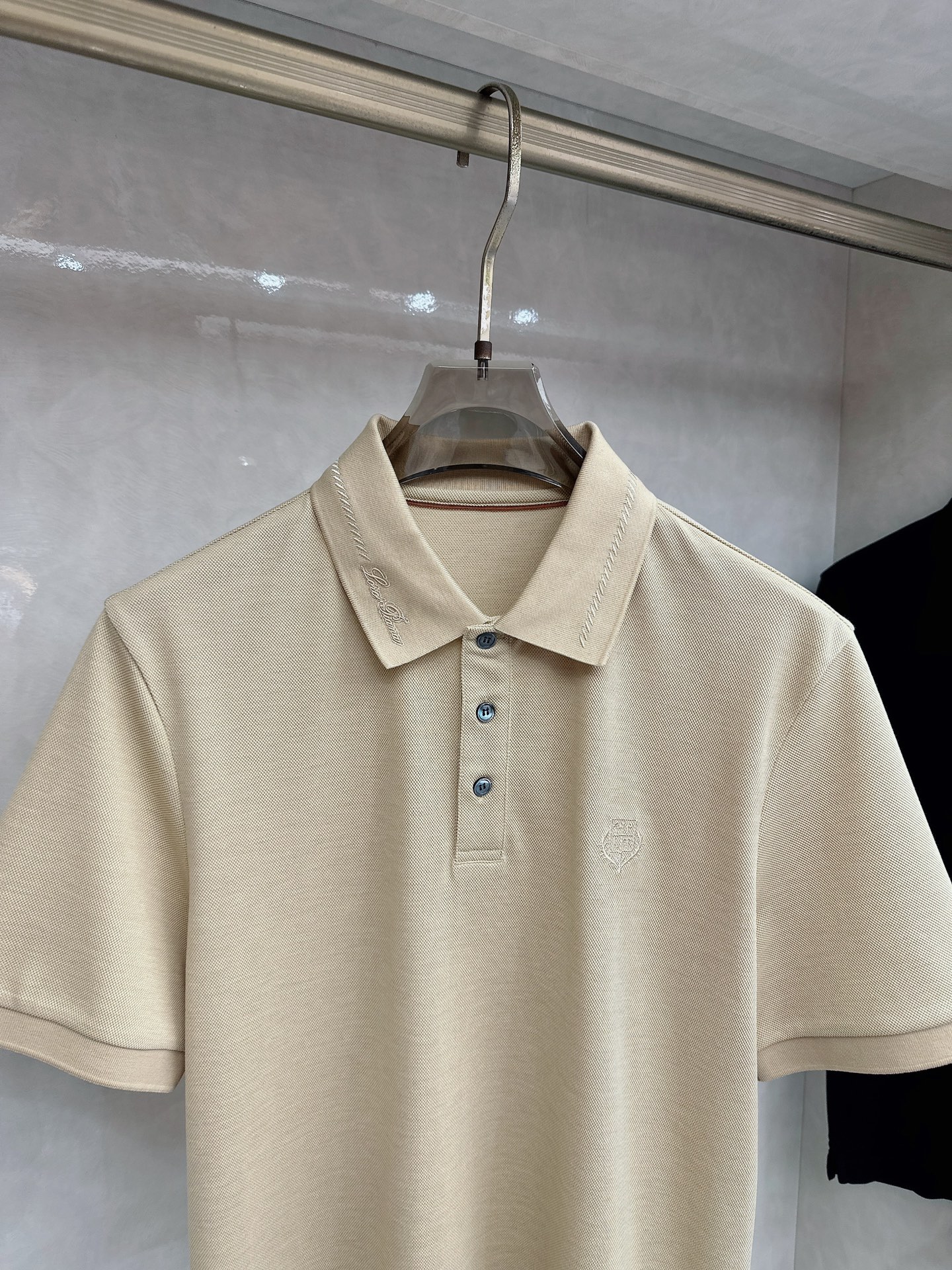 Loro piana 春夏男士标识短袖Polo衫，商务休闲翻领POLO恤.该款Polo衫采用丝光双面棉质