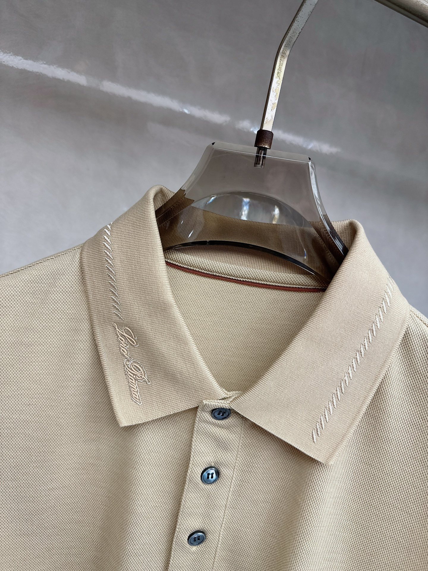 Loro piana 春夏男士标识短袖Polo衫，商务休闲翻领POLO恤.该款Polo衫采用丝光双面棉质
