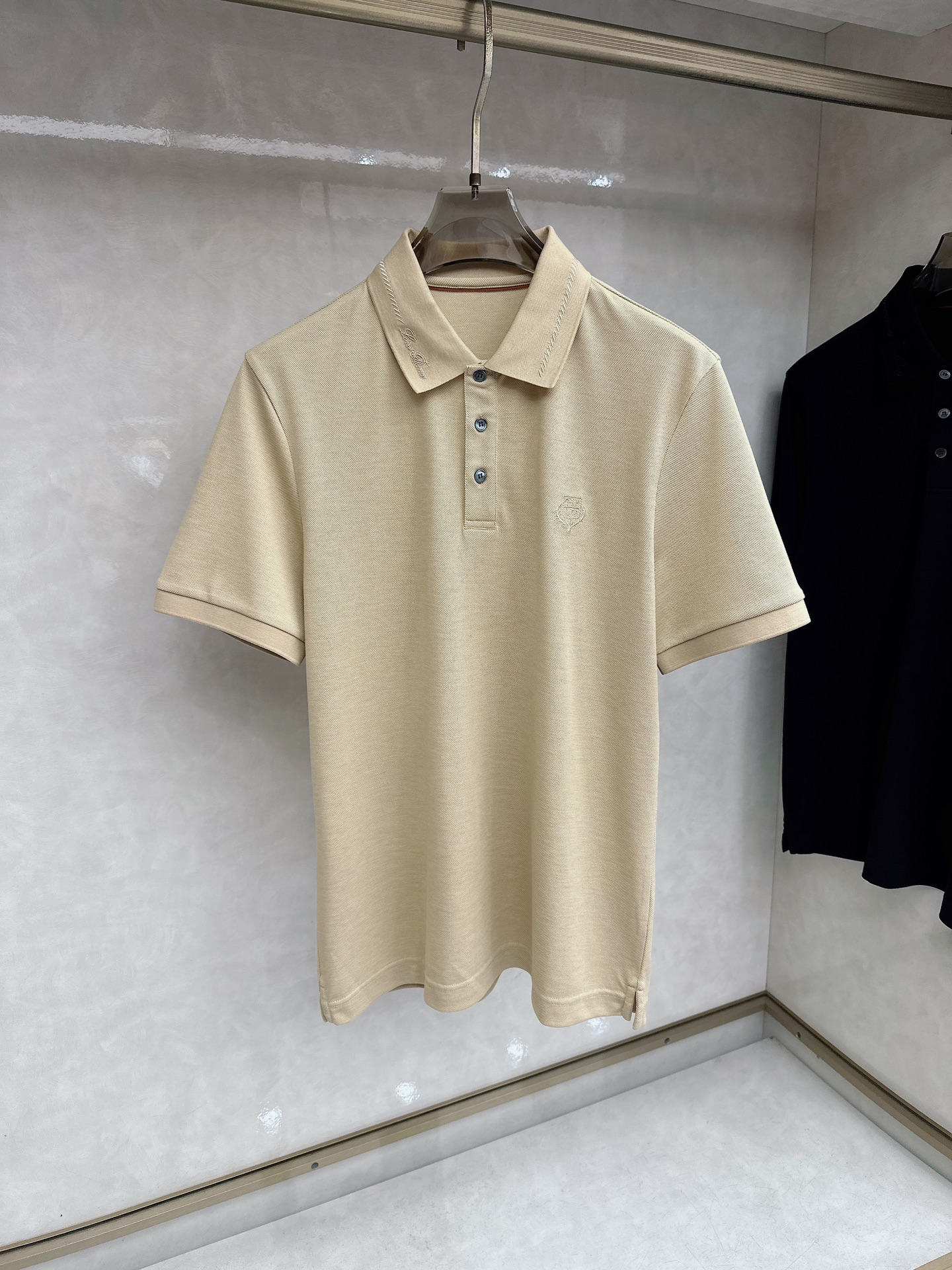 Loro piana 春夏男士标识短袖Polo衫，商务休闲翻领POLO恤.该款Polo衫采用丝光双面棉质