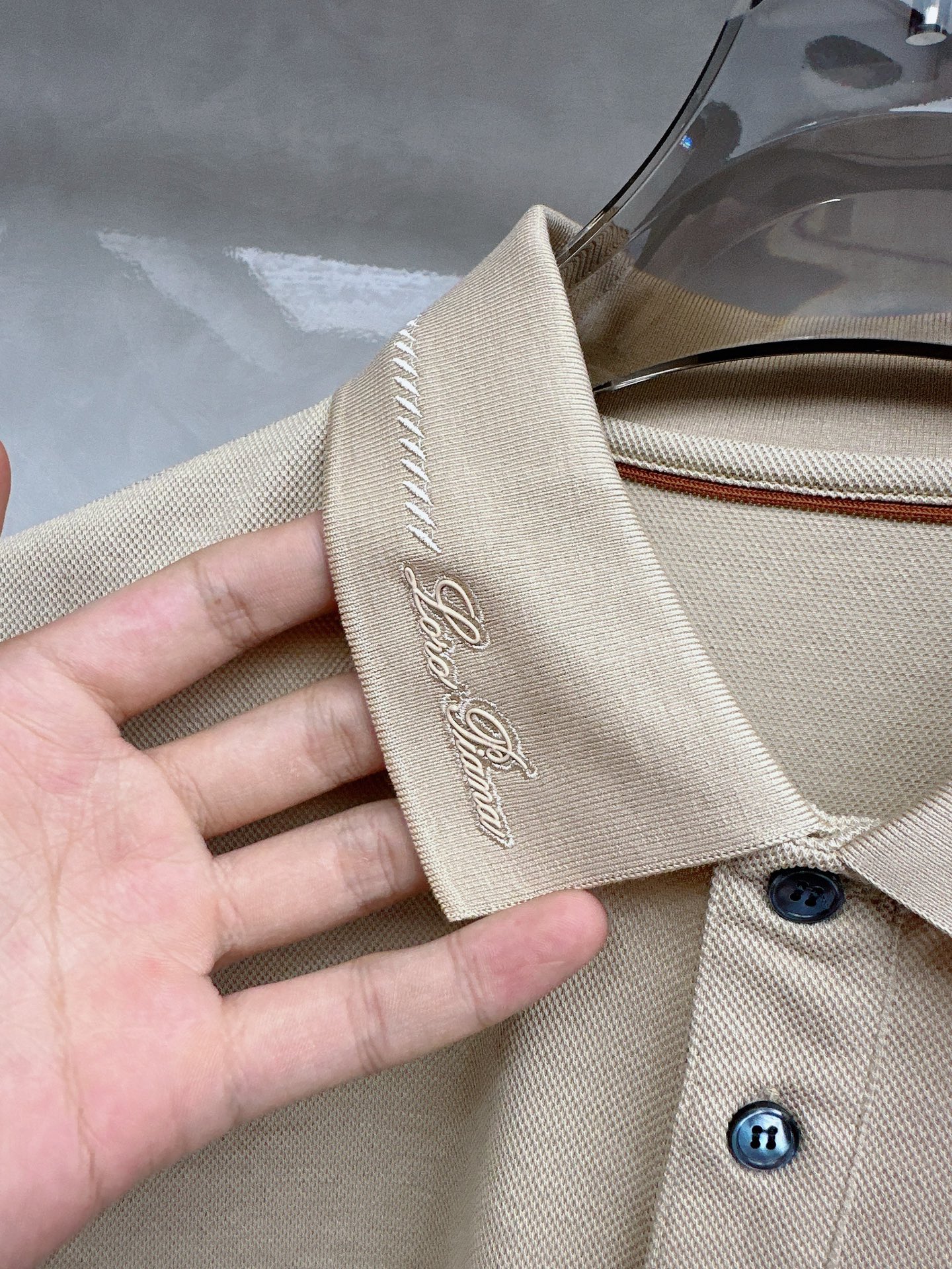 Loro piana 春夏男士标识短袖Polo衫，商务休闲翻领POLO恤.该款Polo衫采用丝光双面棉质