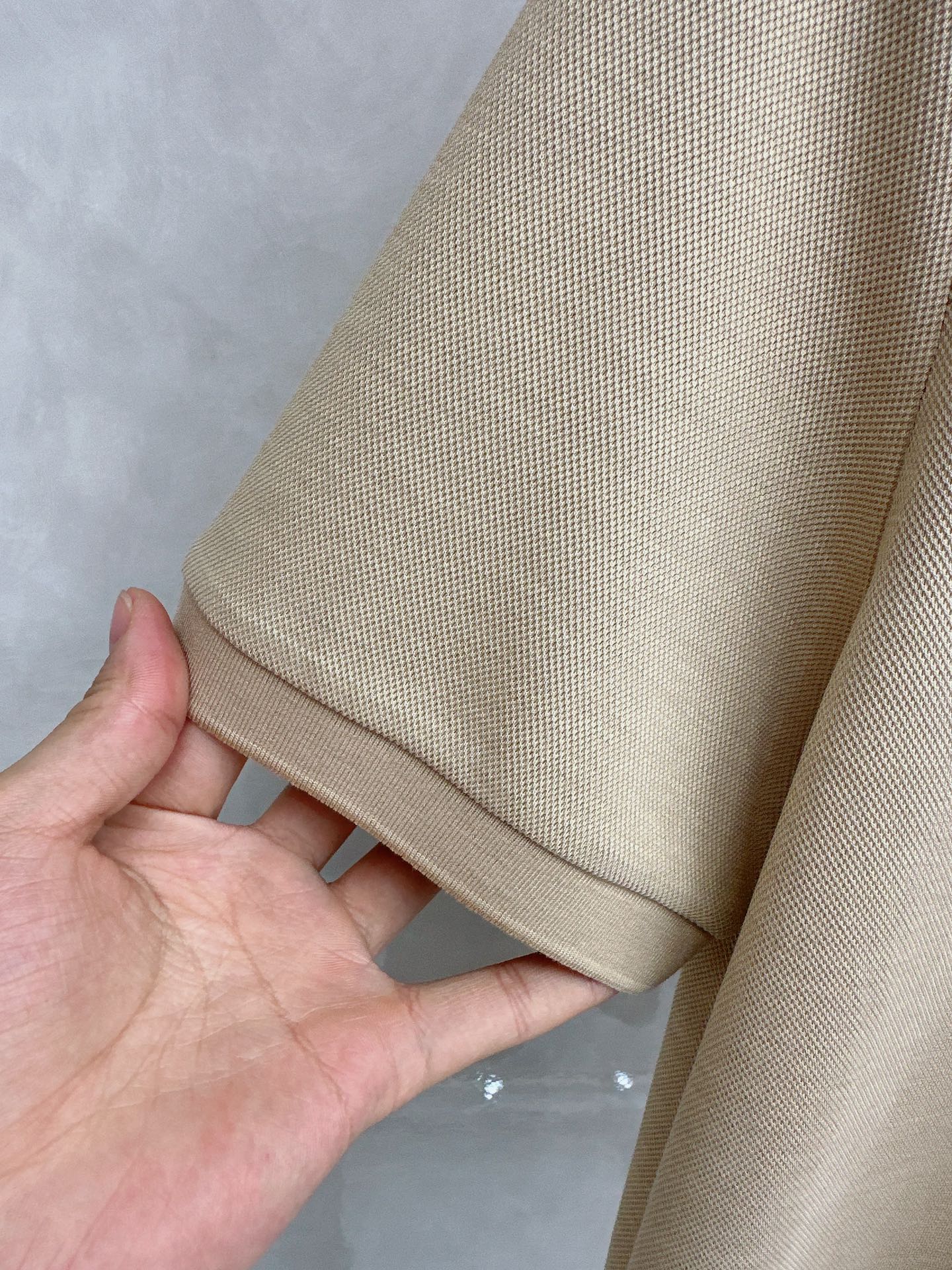 Loro piana 春夏男士标识短袖Polo衫，商务休闲翻领POLO恤.该款Polo衫采用丝光双面棉质