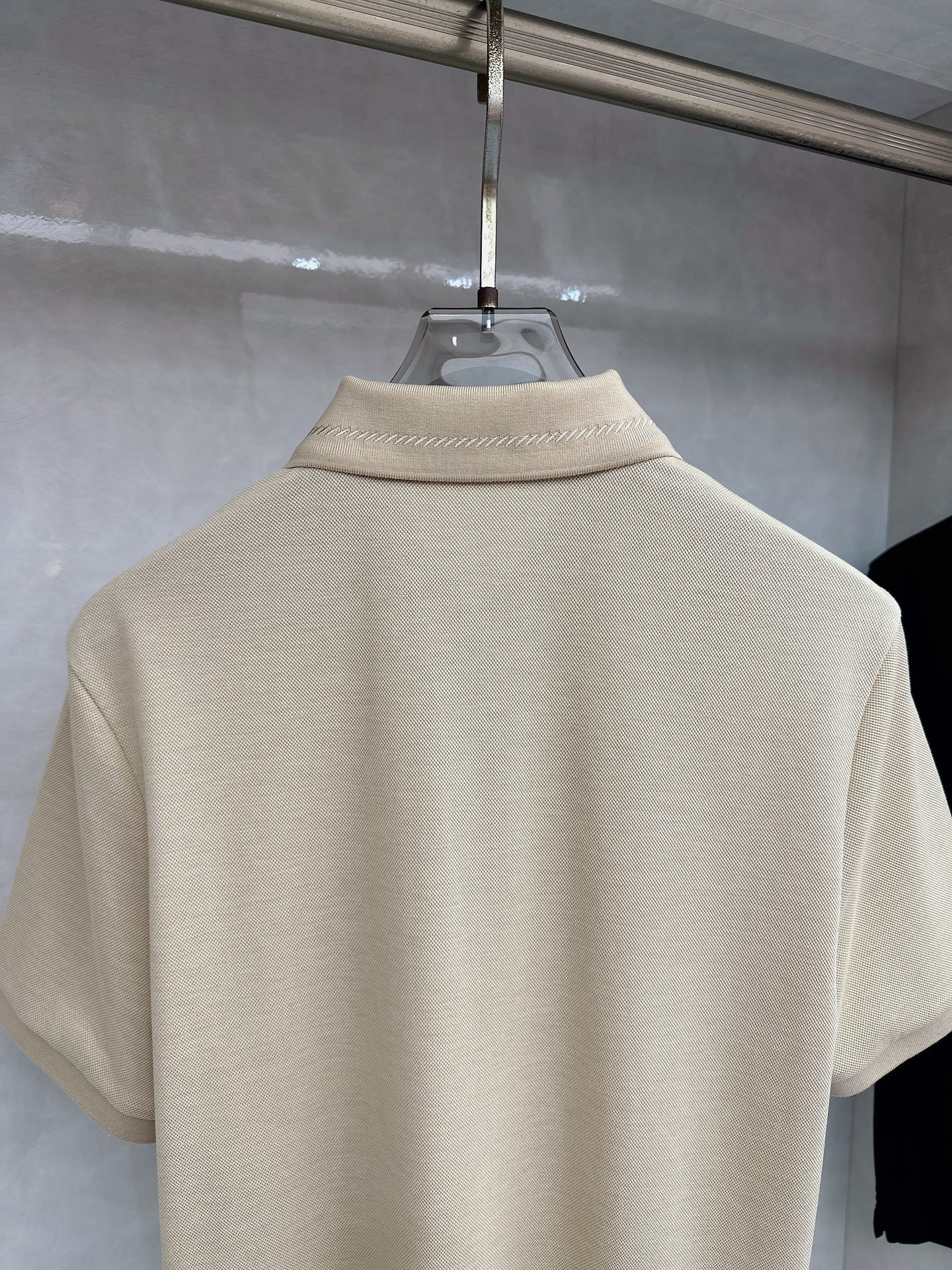 Loro piana 春夏男士标识短袖Polo衫，商务休闲翻领POLO恤.该款Polo衫采用丝光双面棉质