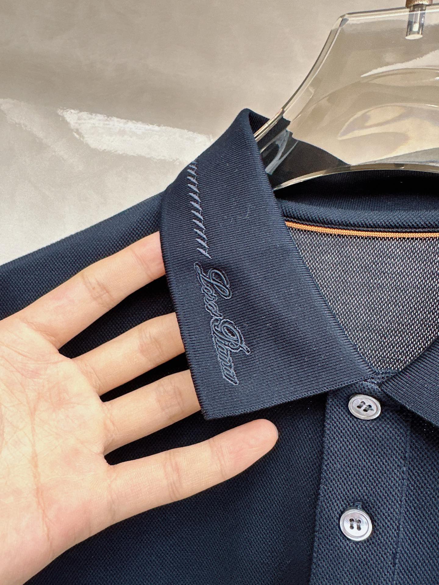 Loro piana 春夏男士标识短袖Polo衫，商务休闲翻领POLO恤.该款Polo衫采用丝光双面棉质