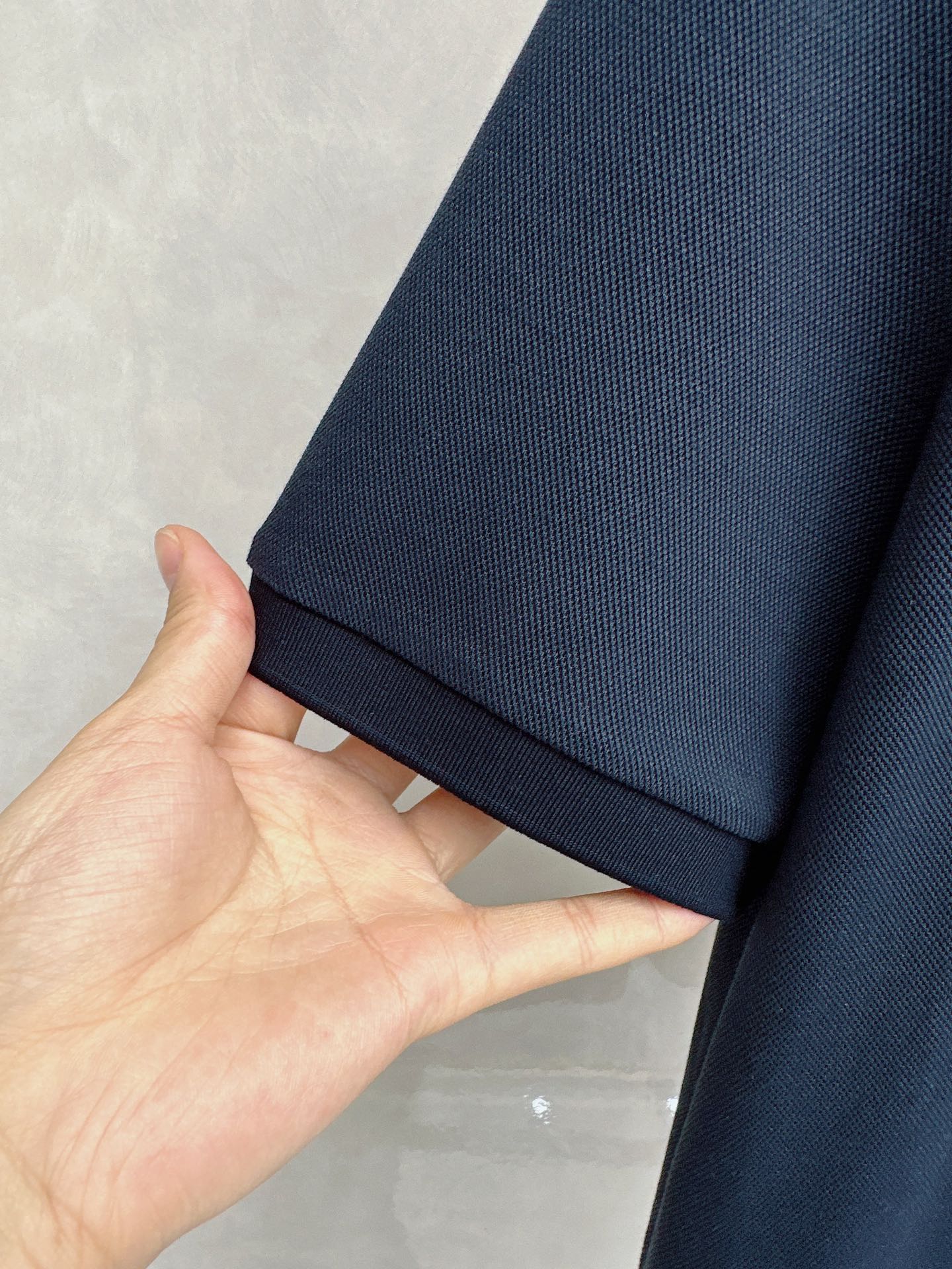 Loro piana 春夏男士标识短袖Polo衫，商务休闲翻领POLO恤.该款Polo衫采用丝光双面棉质