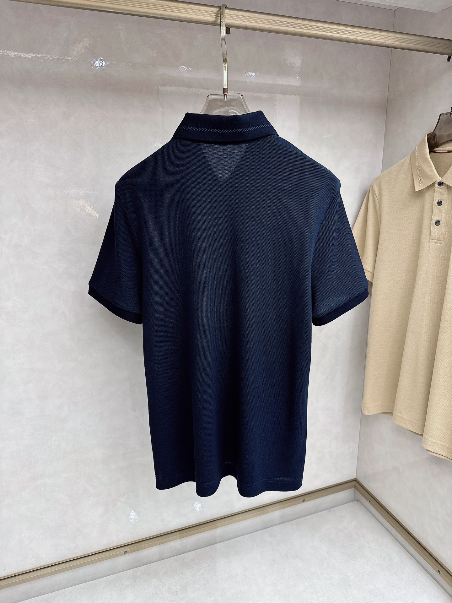 Loro piana 春夏男士标识短袖Polo衫，商务休闲翻领POLO恤.该款Polo衫采用丝光双面棉质