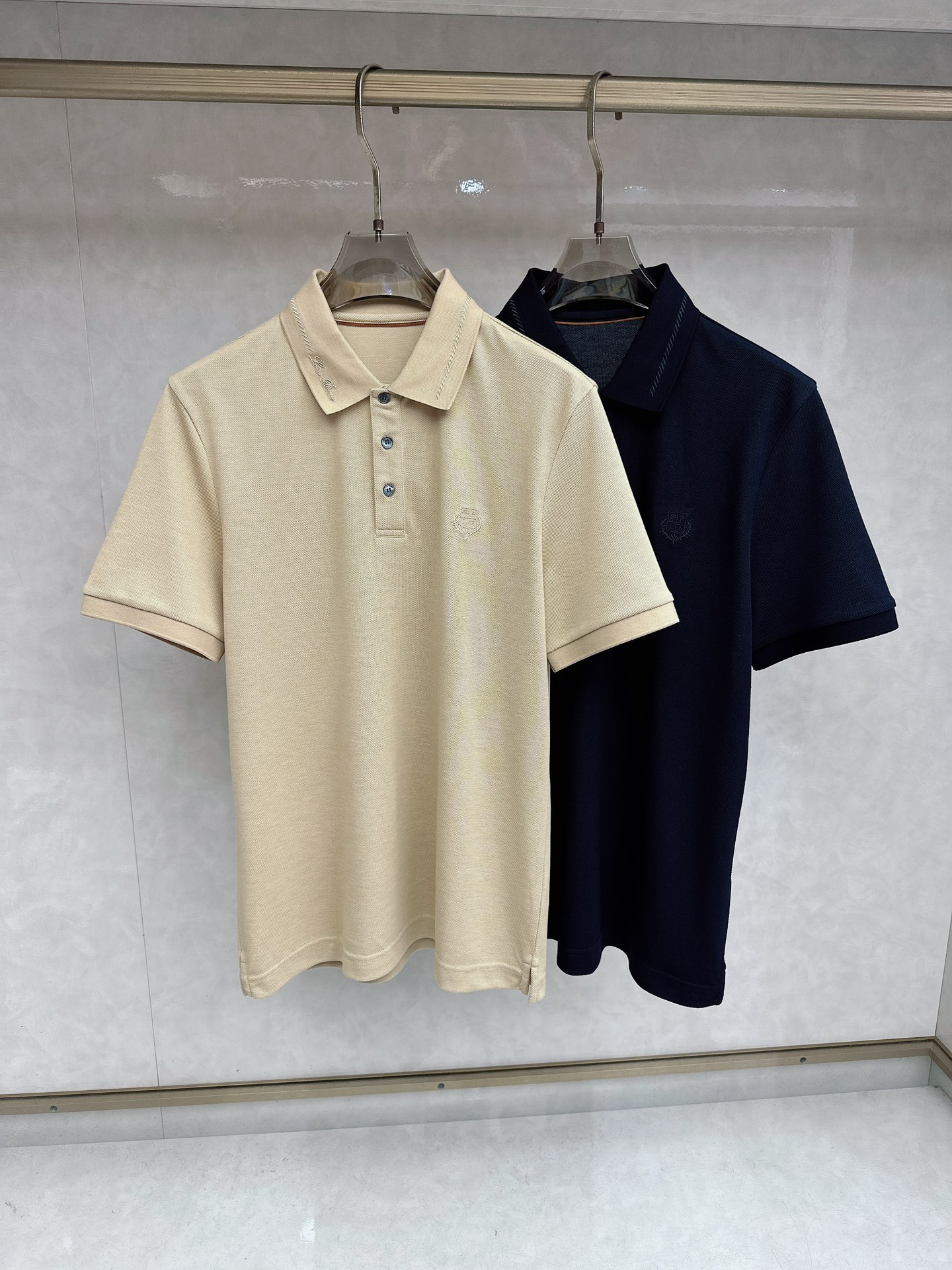 Loro piana 春夏男士标识短袖Polo衫，商务休闲翻领POLO恤.该款Polo衫采用丝光双面棉质