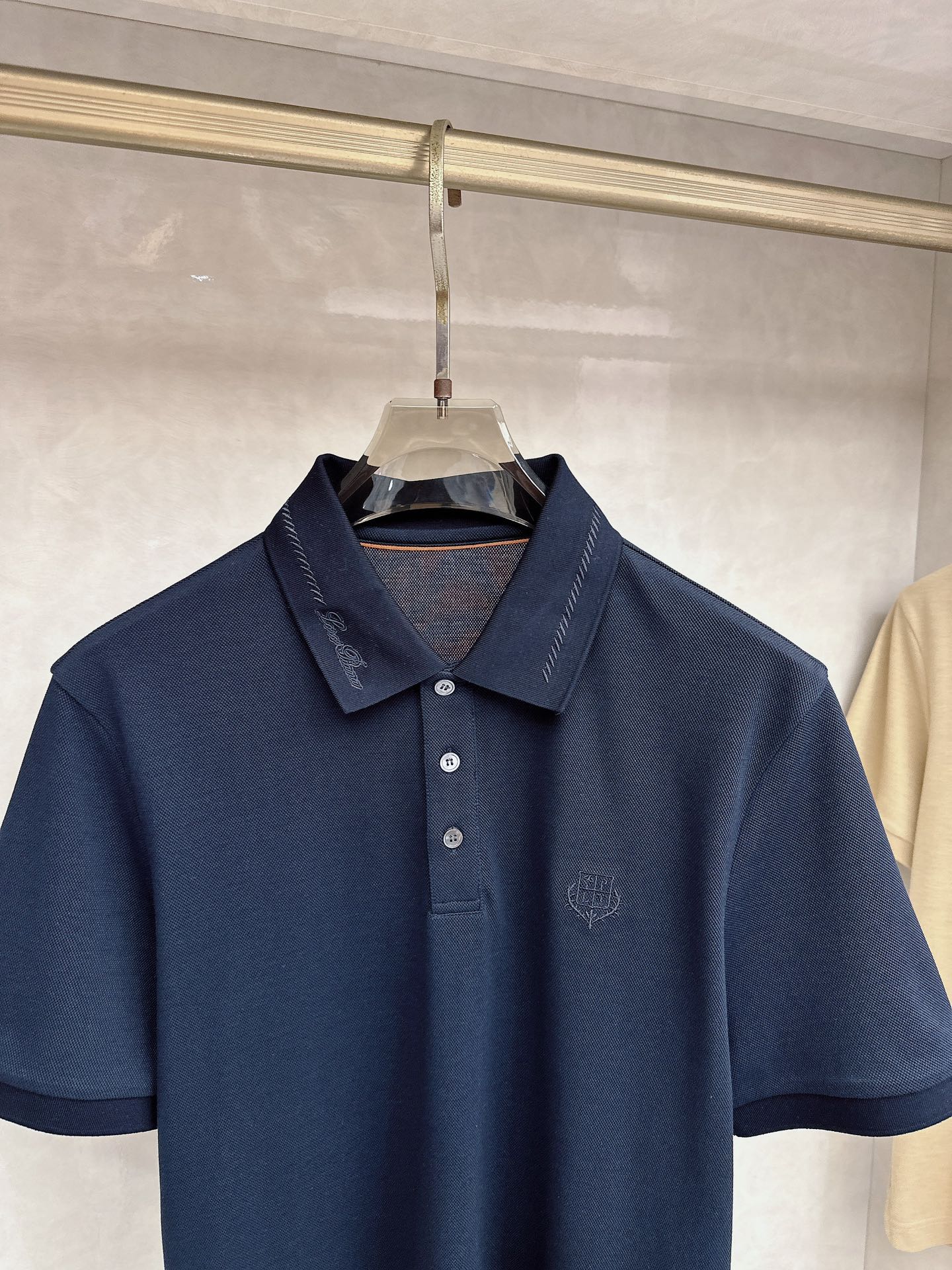 Loro piana 春夏男士标识短袖Polo衫，商务休闲翻领POLO恤.该款Polo衫采用丝光双面棉质