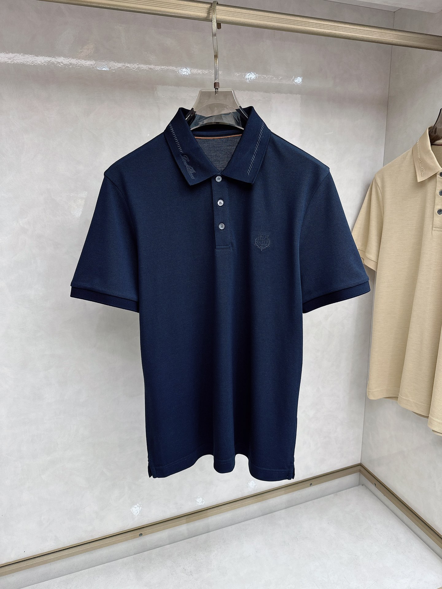 Loro piana 春夏男士标识短袖Polo衫，商务休闲翻领POLO恤.该款Polo衫采用丝光双面棉质